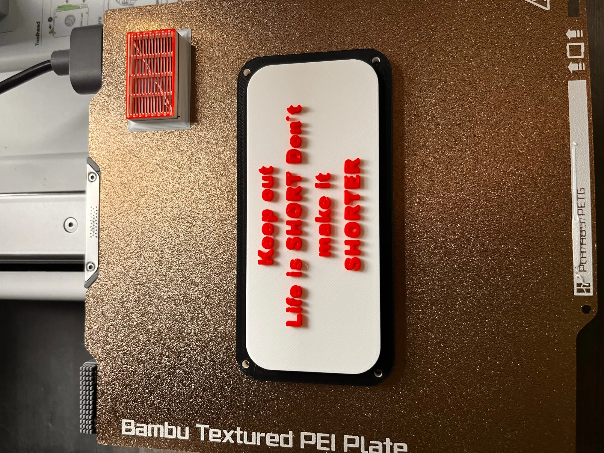 Biển báo "Cấm vào" với lỗ sẵn