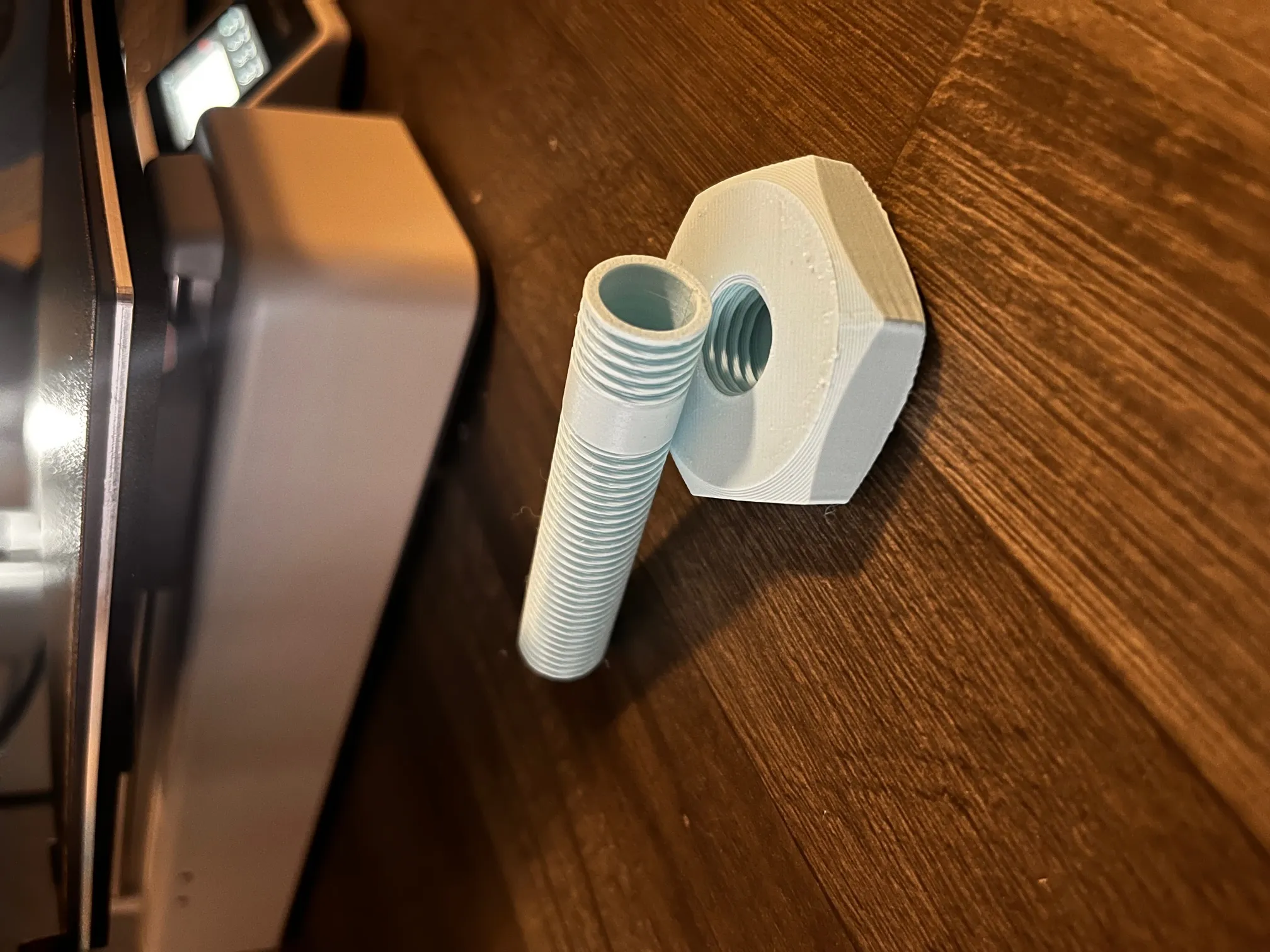 Mô hình ốc vít bí mật với lỗ ẩn giấu đồ vật