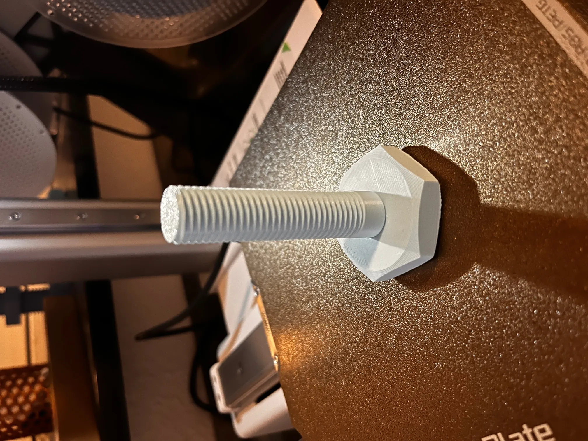 Mô hình ốc vít bí mật với lỗ ẩn giấu đồ vật