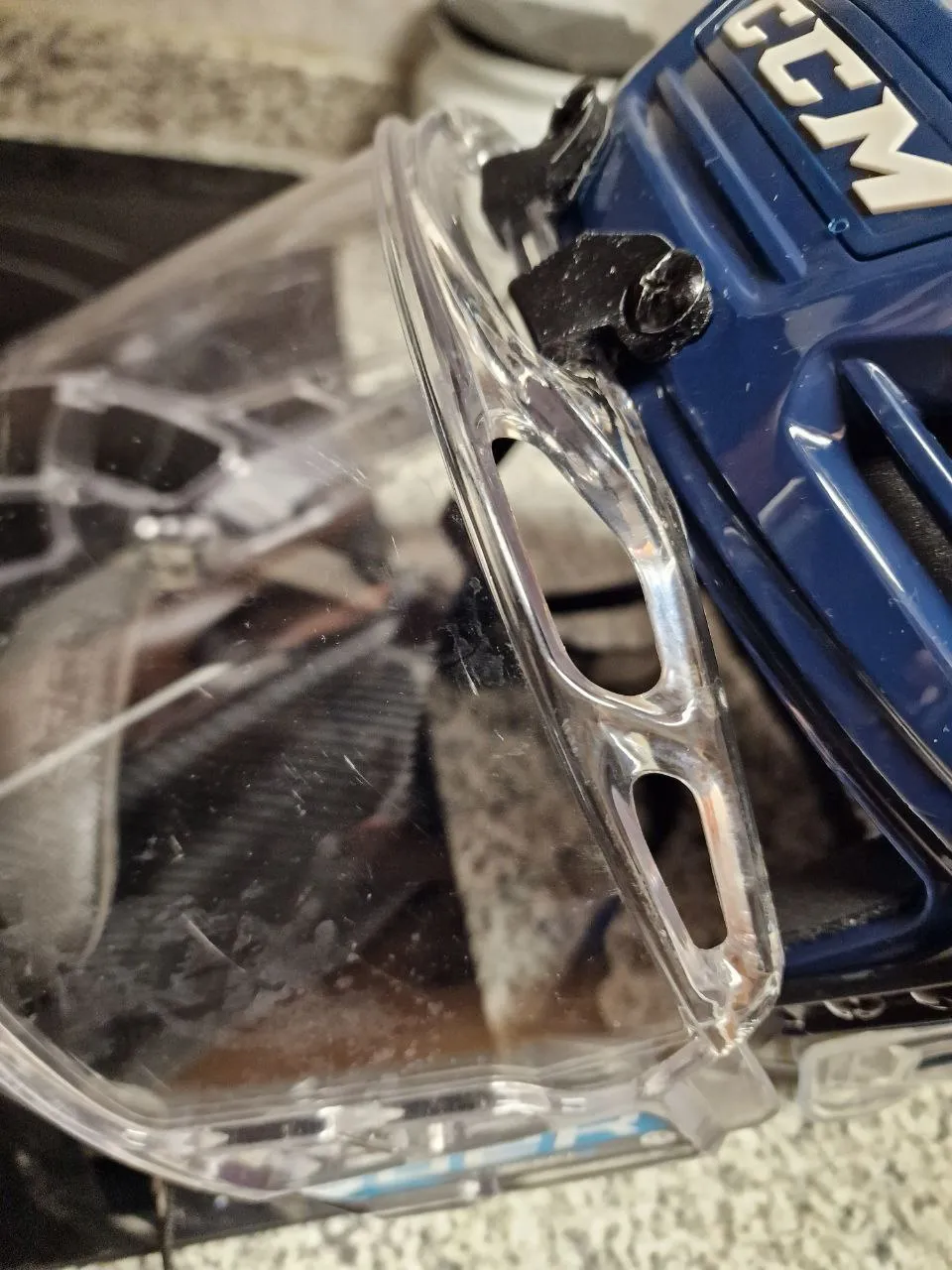 Kẹp thích ứng mặt nạ toàn diện Bauer cho mũ CCM