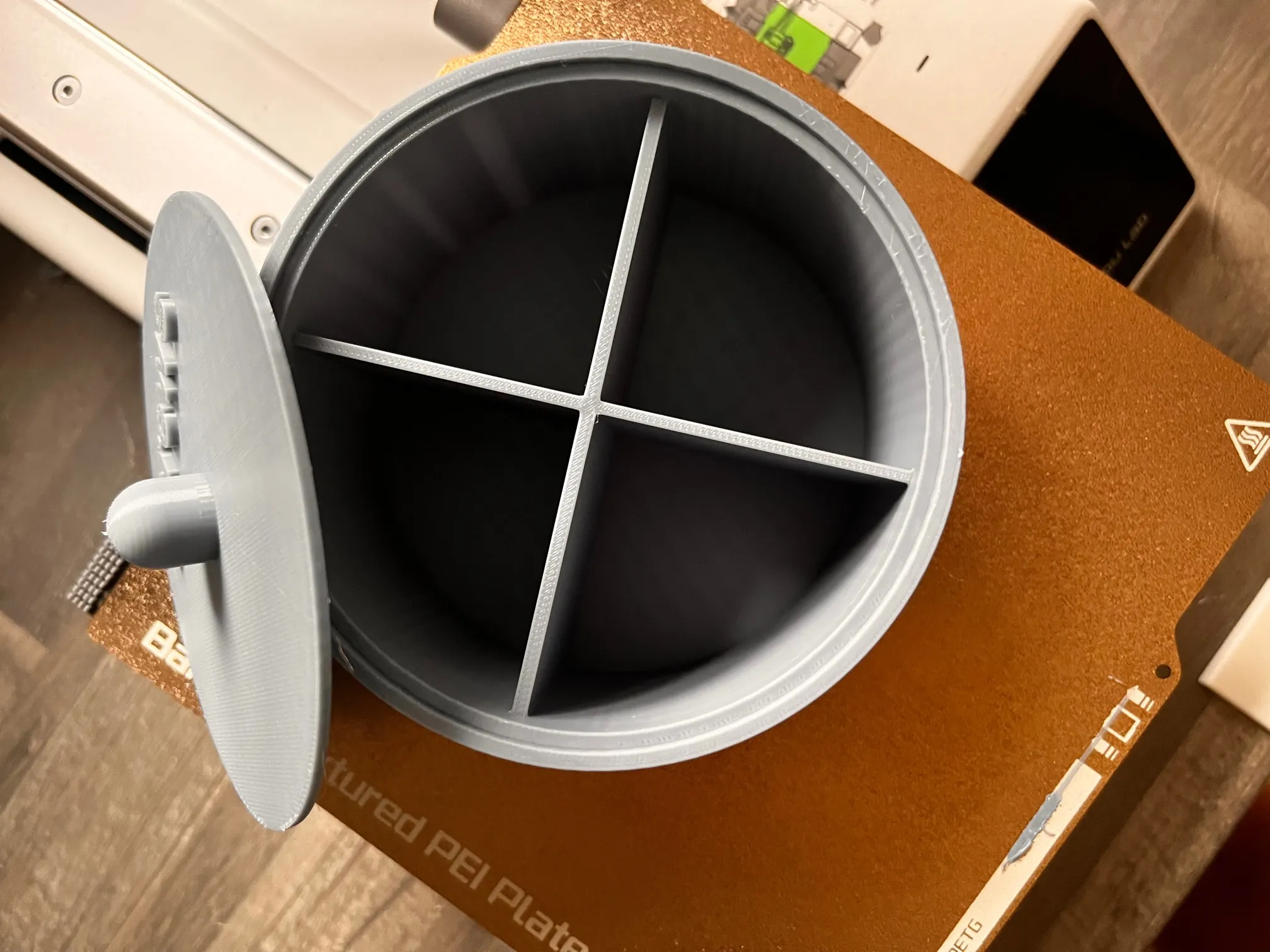 Thùng chứa vít chia tách với nắp đậy