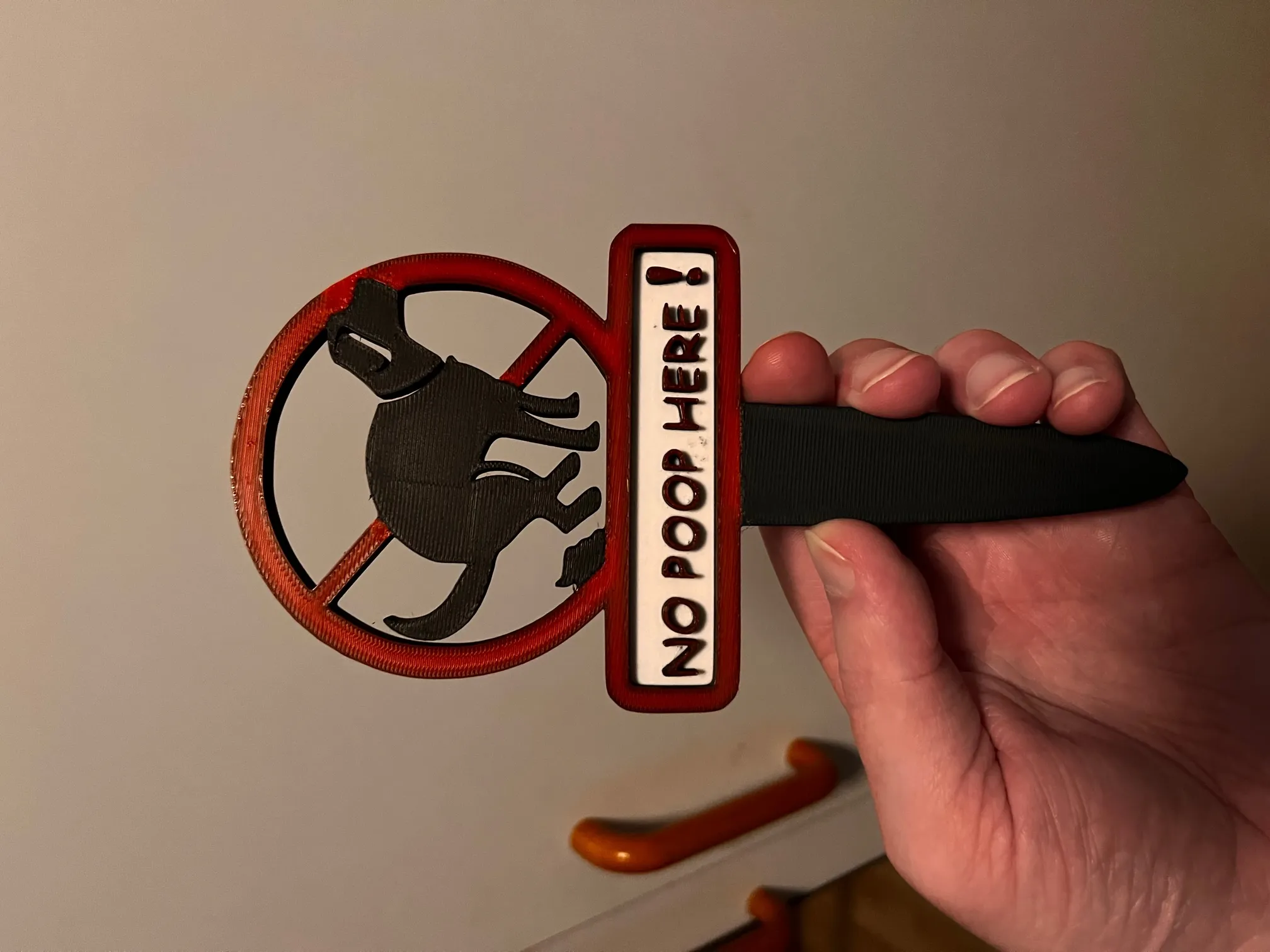 Biển báo cấm chó đi vệ sinh trong khuôn viên nhà bạn