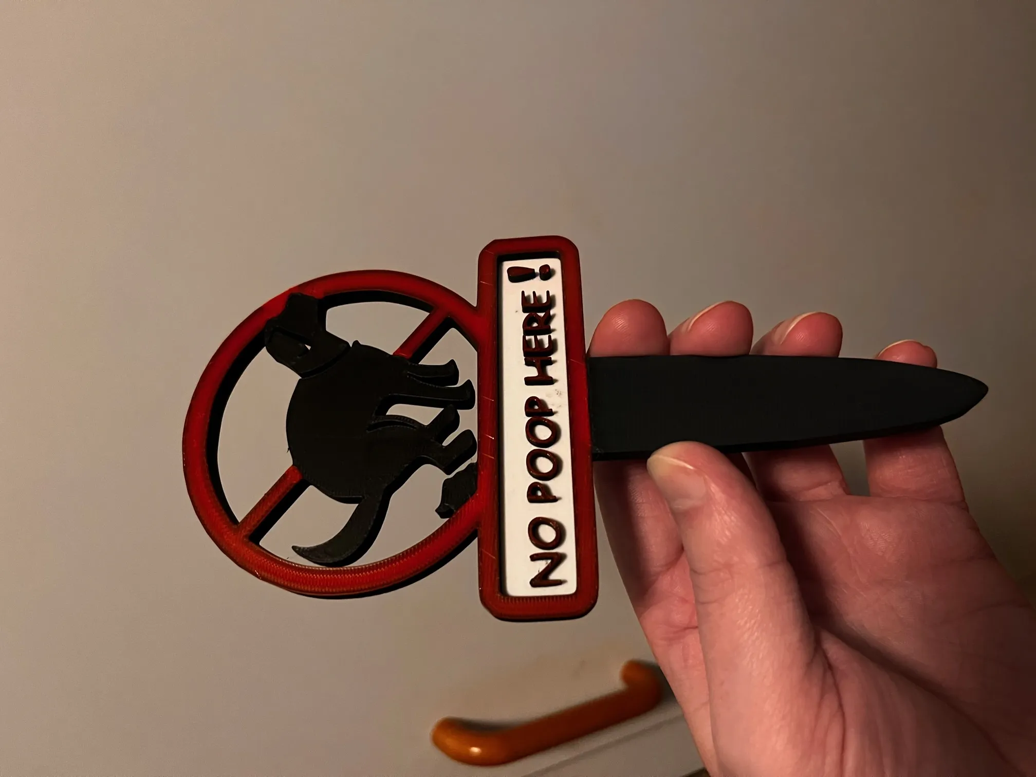 Biển báo cấm chó đi vệ sinh trong khuôn viên nhà bạn