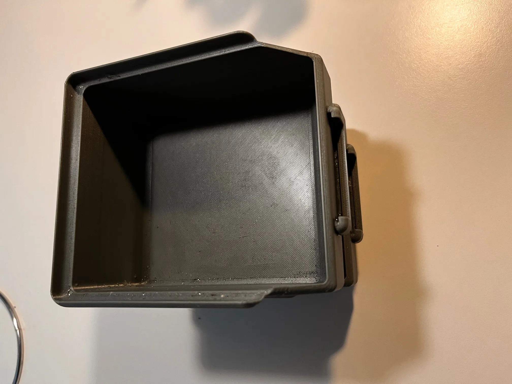 Hộp dụng cụ có không gian gắn thẻ tên