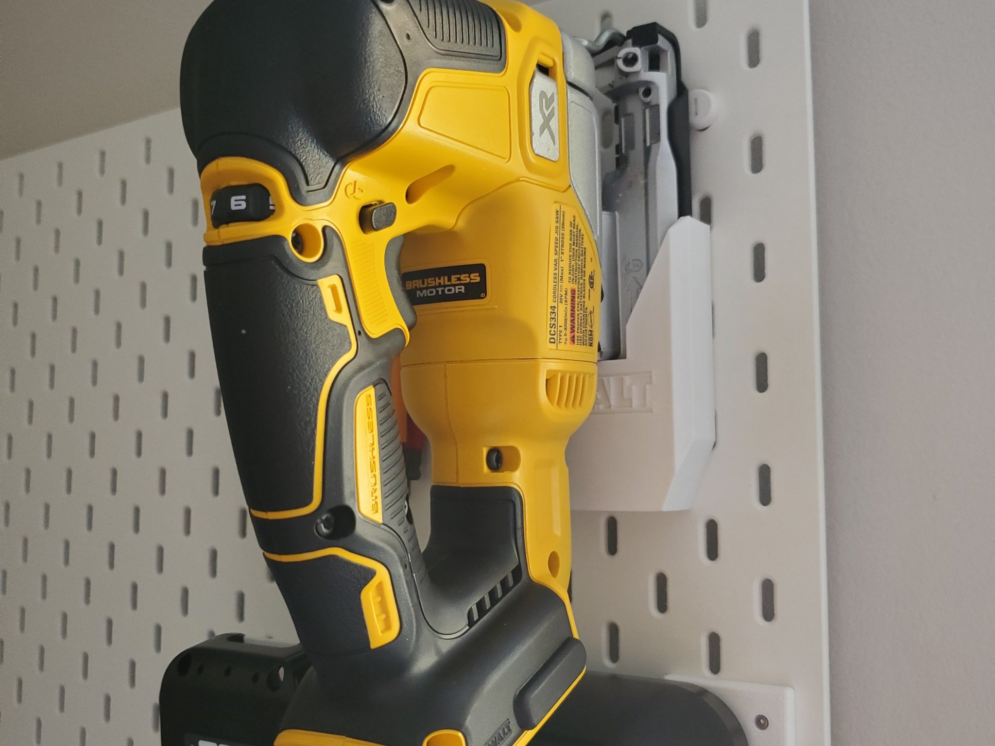 Giá đỡ cho máy cưa lọng DeWalt DCS334 gắn lên bảng Ikea Skadis