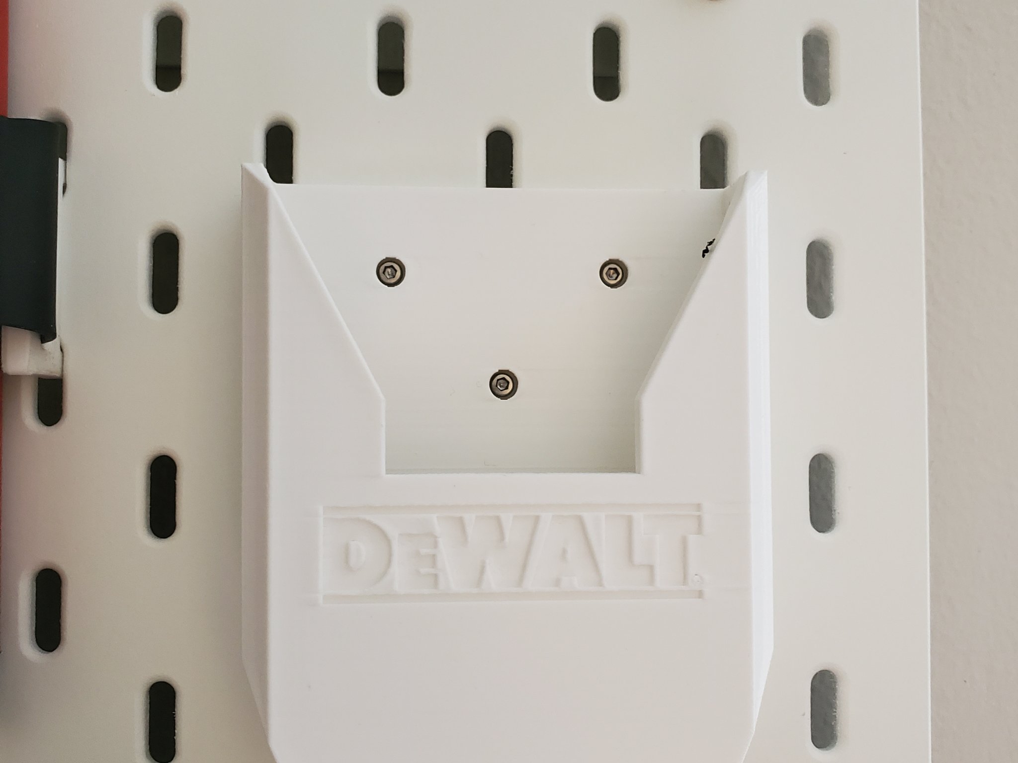 Giá đỡ cho máy cưa lọng DeWalt DCS334 gắn lên bảng Ikea Skadis