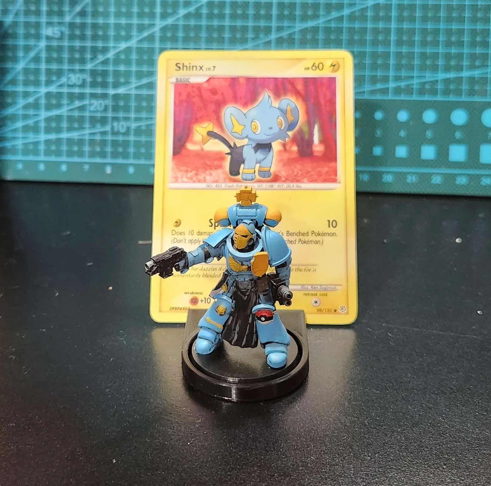 Giá đỡ hiển thị thẻ Pokémon với đế 32mm