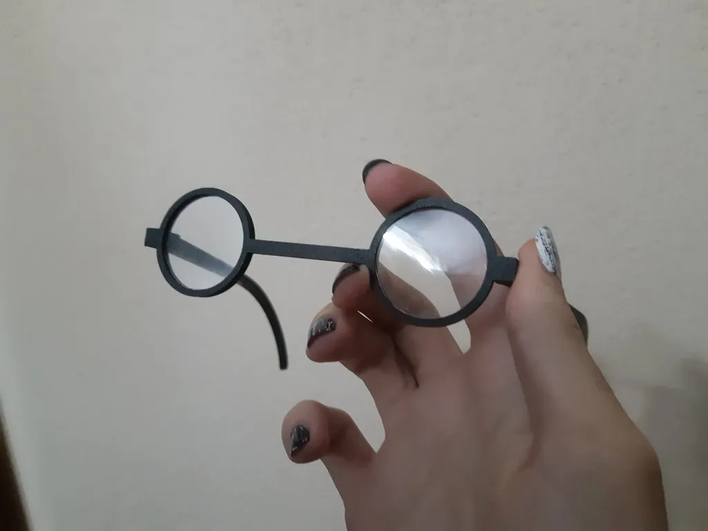 Kính của Simon Petrikov trước khi trở thành Vị vua Băng