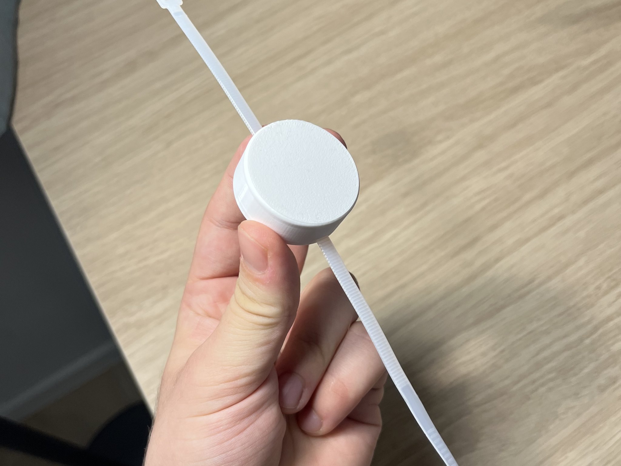 Giá đỡ AirTag gắn bằng dây zip tiện lợi