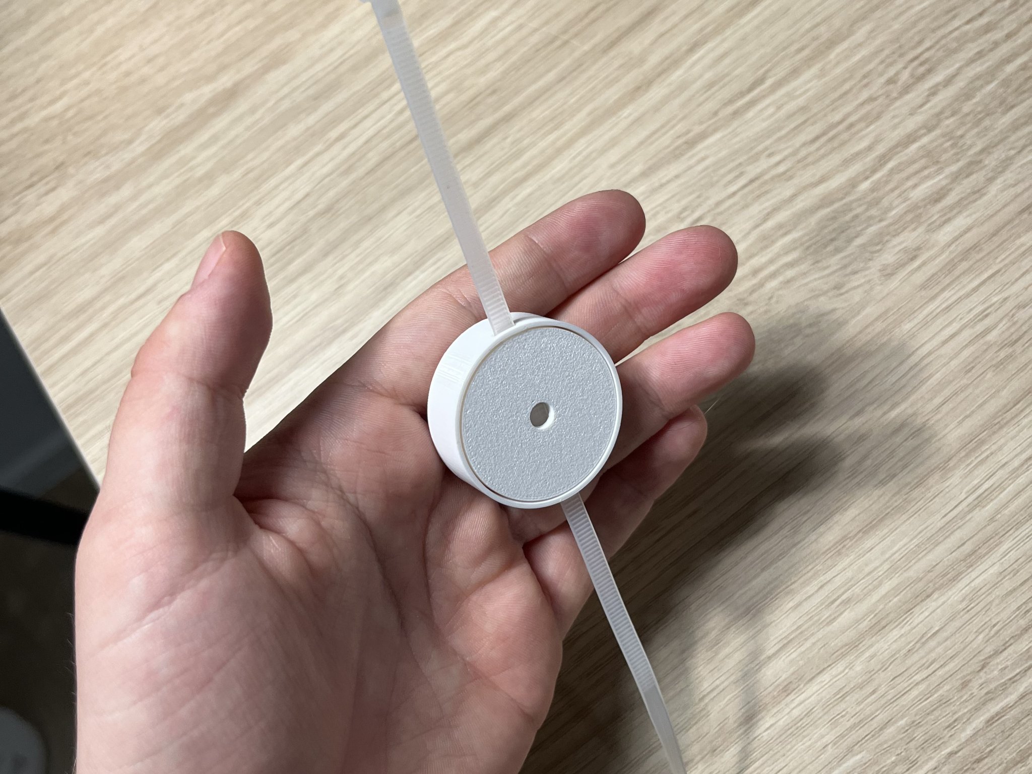 Giá đỡ AirTag gắn bằng dây zip tiện lợi