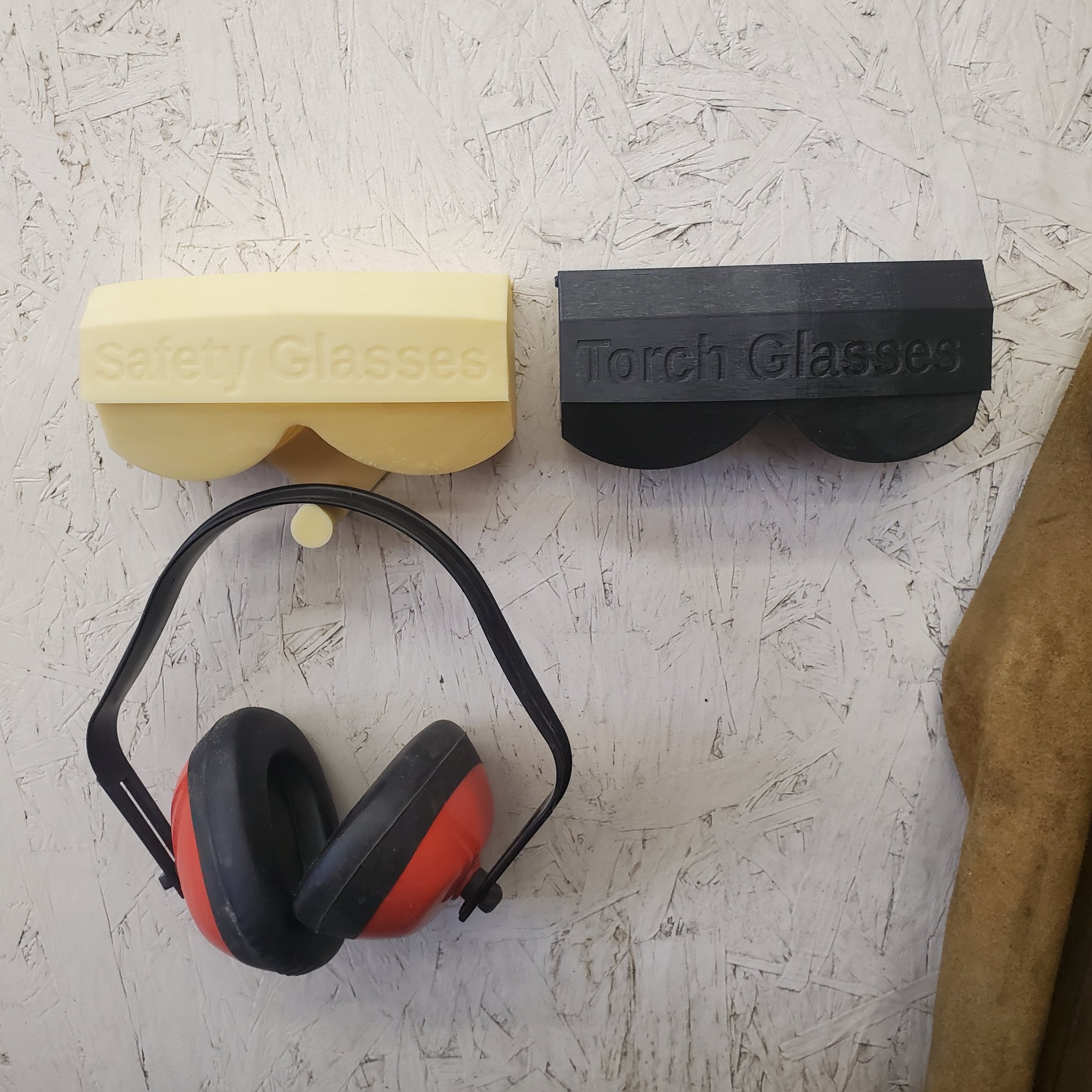 Hộp đựng kính bảo hộ với móc treo tai nghe