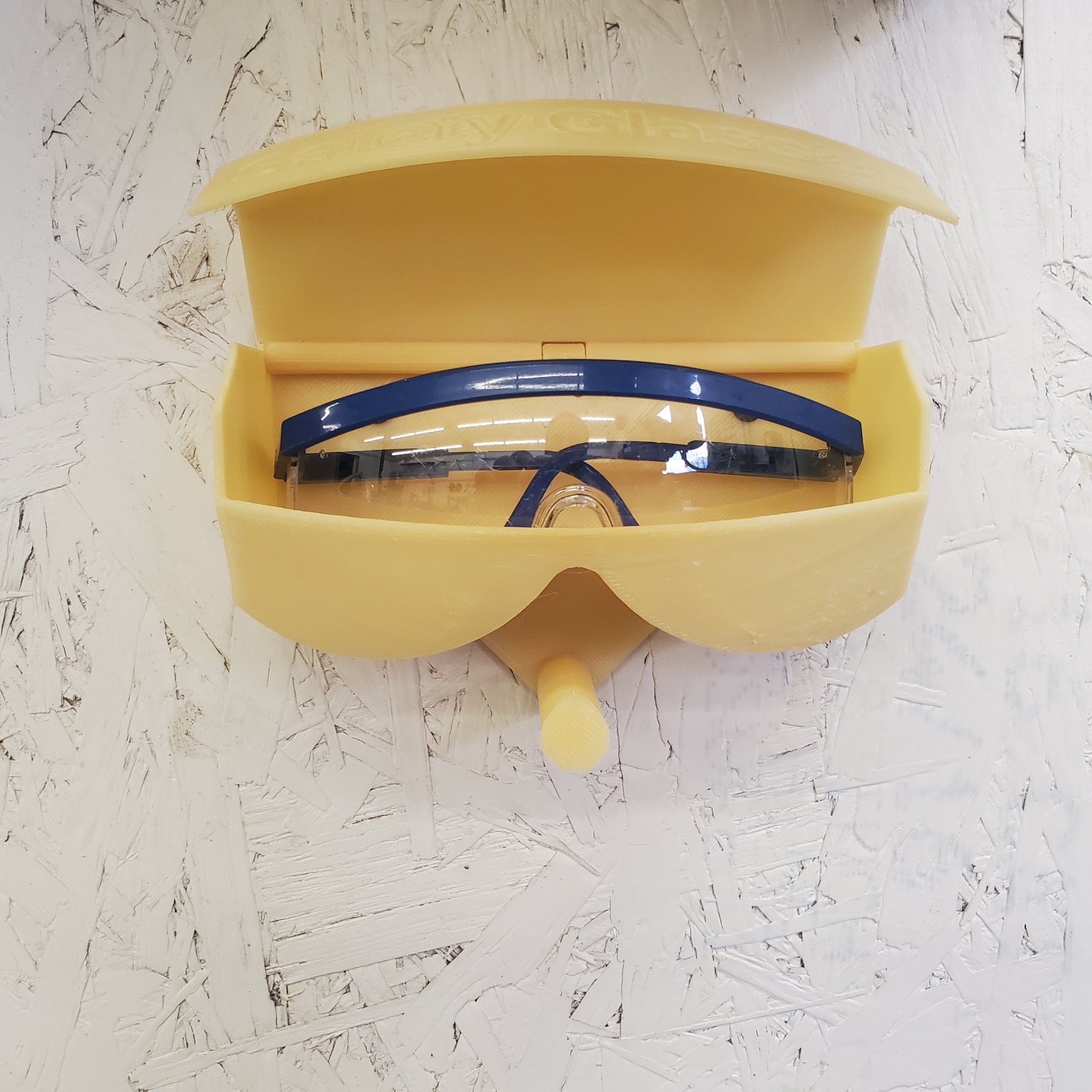 Hộp đựng kính bảo hộ với móc treo tai nghe