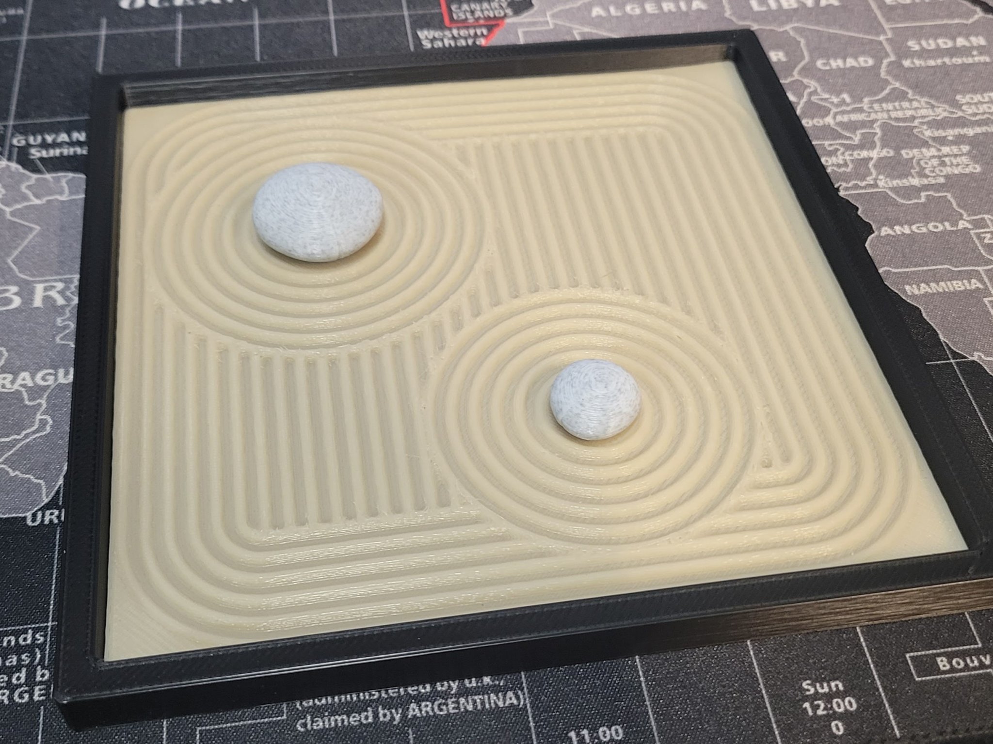 Khay vườn Zen đơn giản với đá và cát