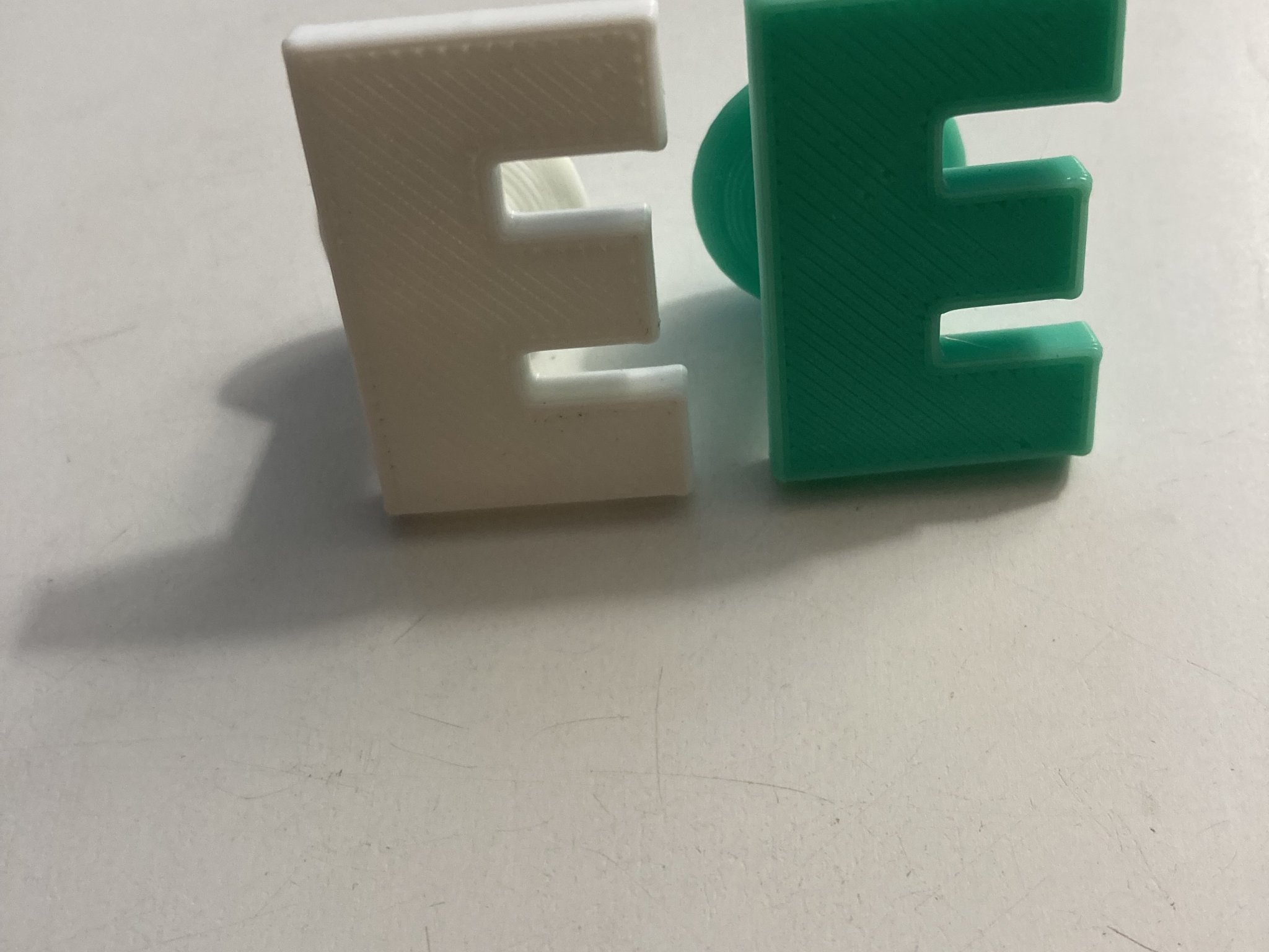 Móc treo croc hình chữ E phong cách độc đáo