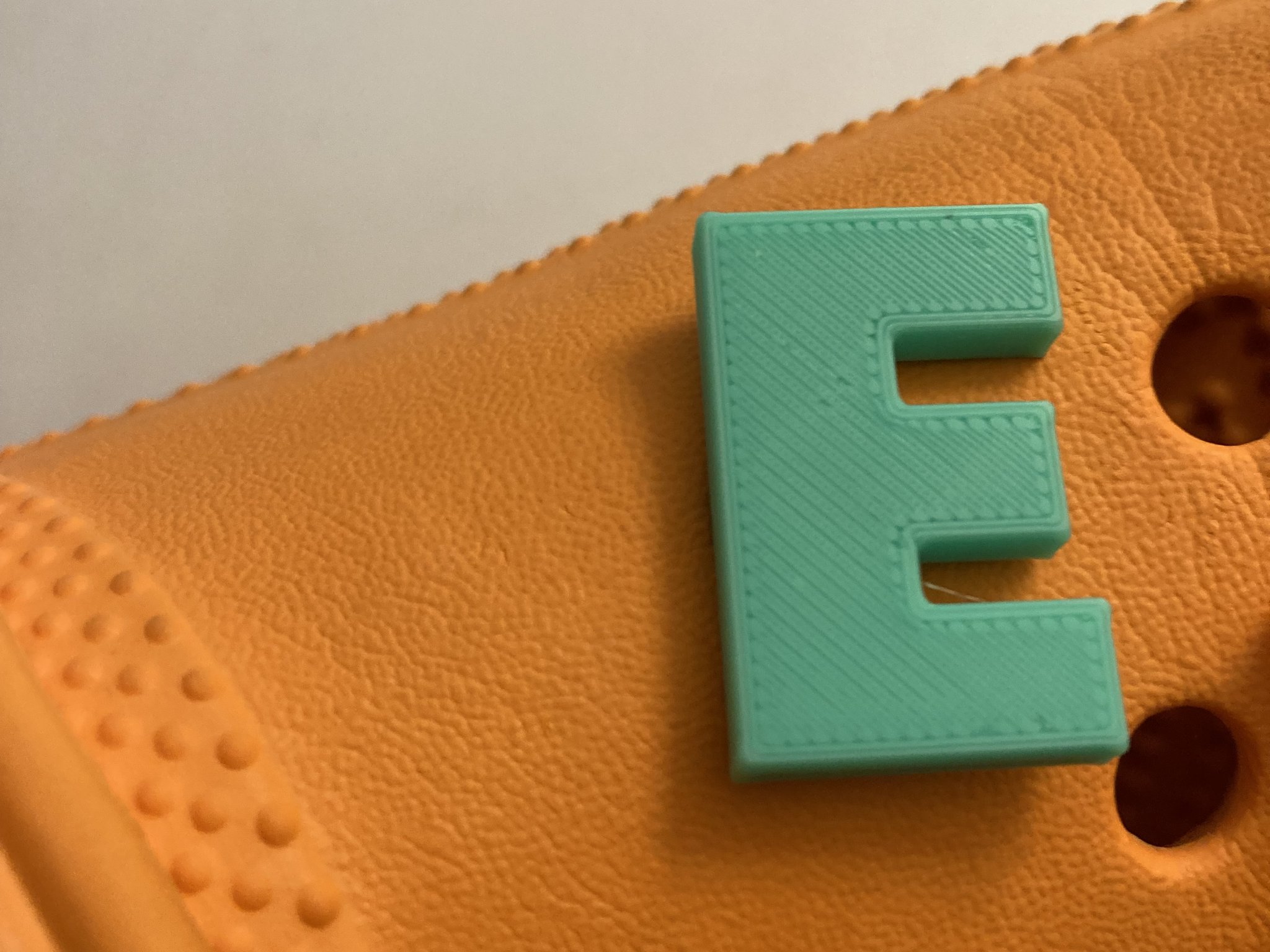 Móc treo croc hình chữ E phong cách độc đáo