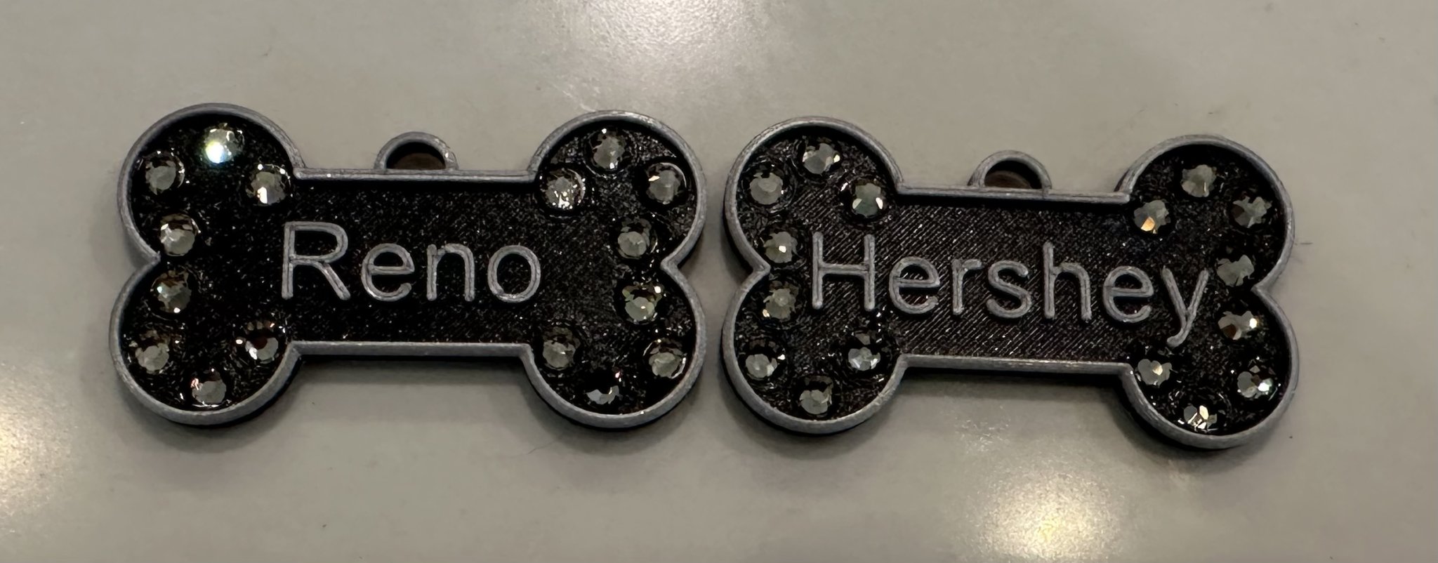 Thẻ tên cho chó với thông tin liên lạc