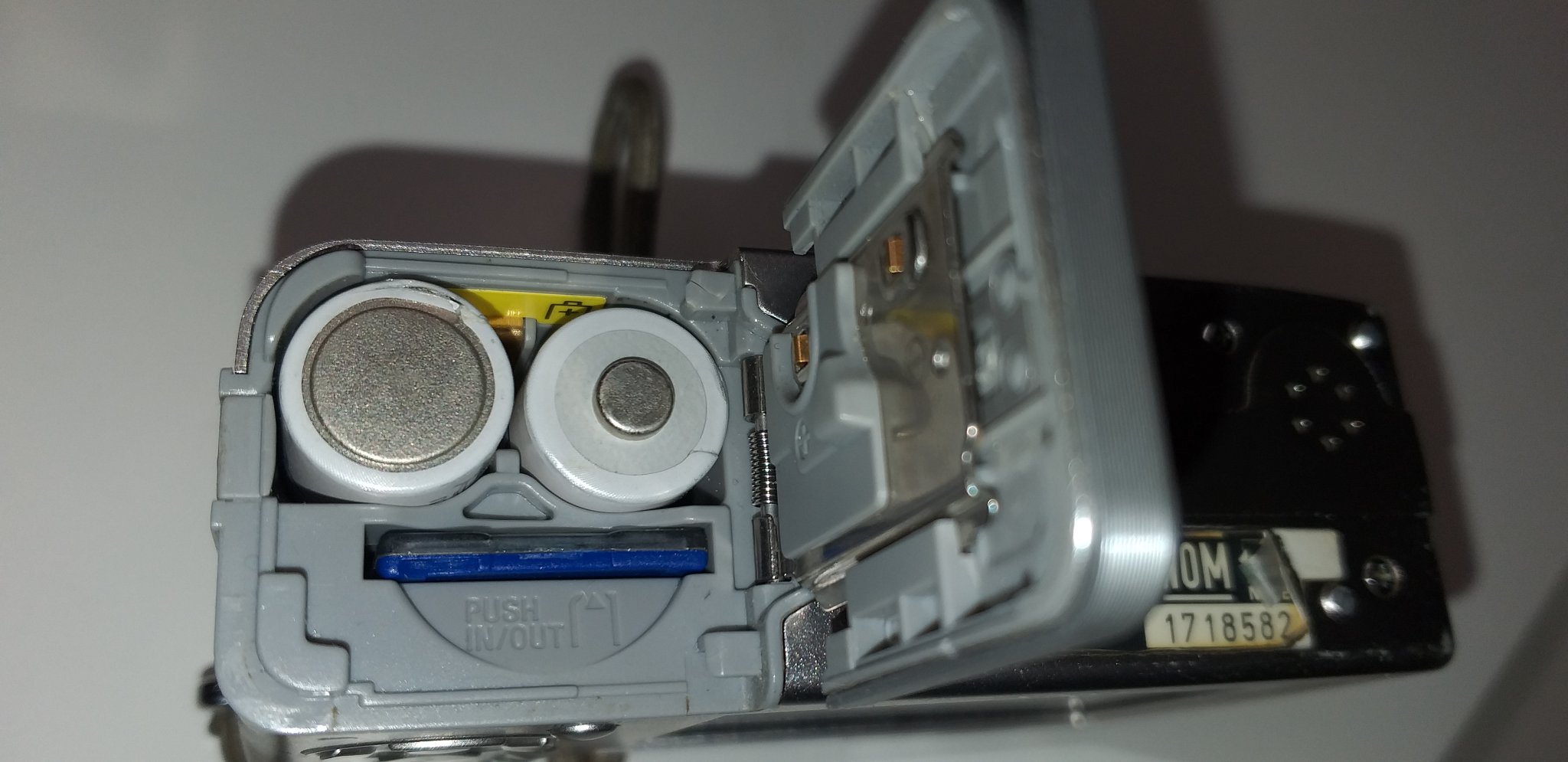 Sửa chữa nắp pin cho máy ảnh Sony Cybershot DSC-W5