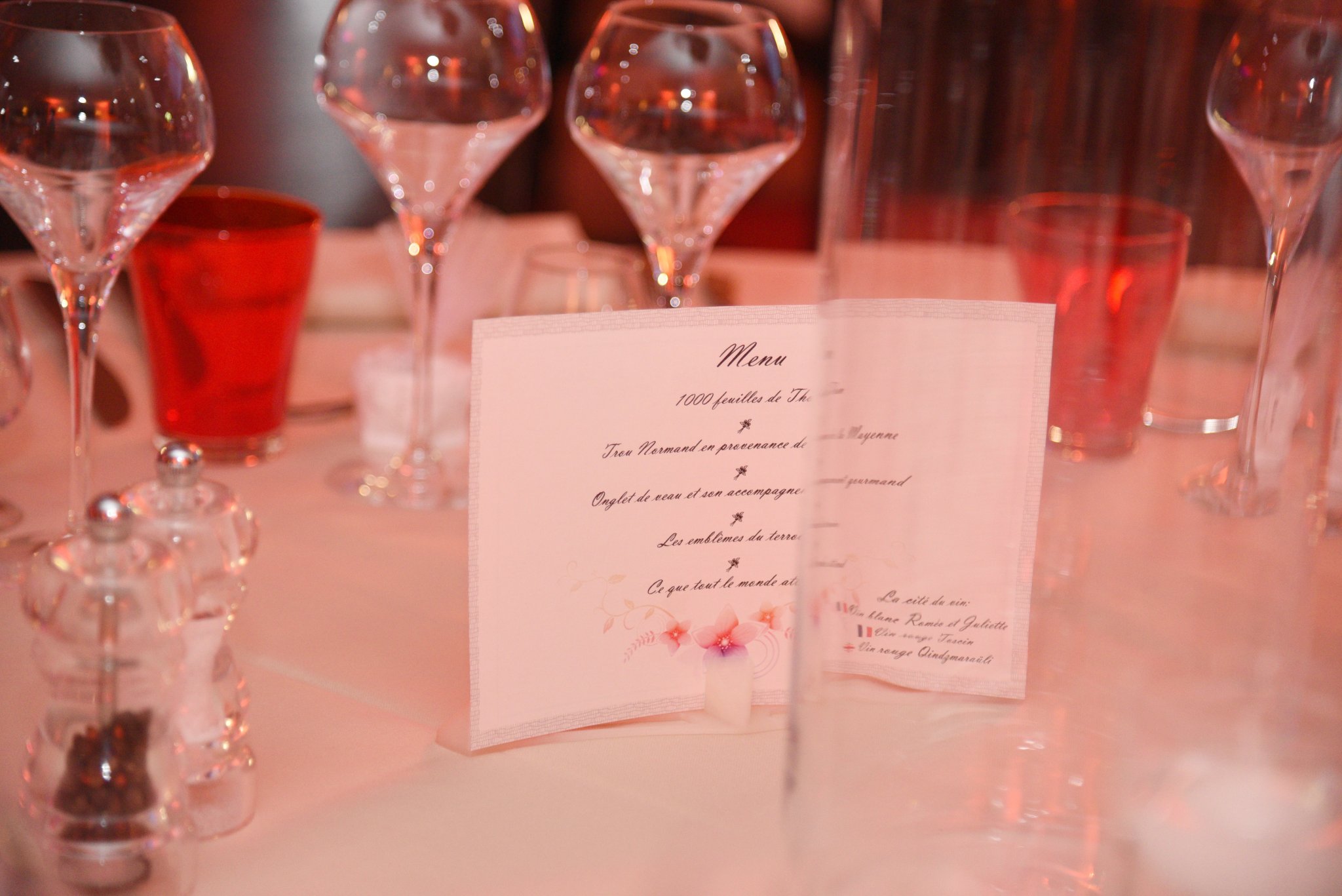 Giá đỡ menu tối giản cho đám cưới