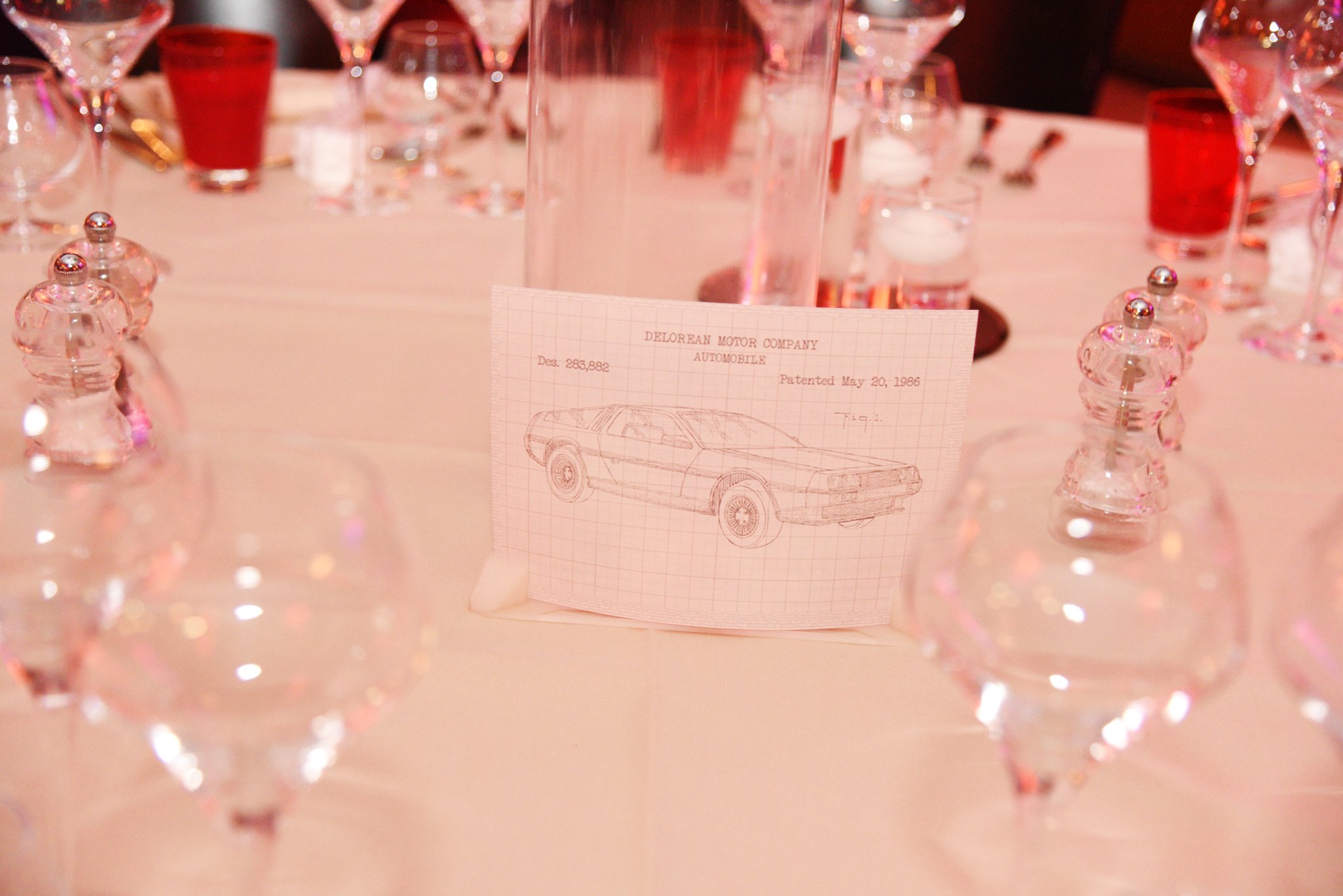 Giá đỡ menu tối giản cho đám cưới