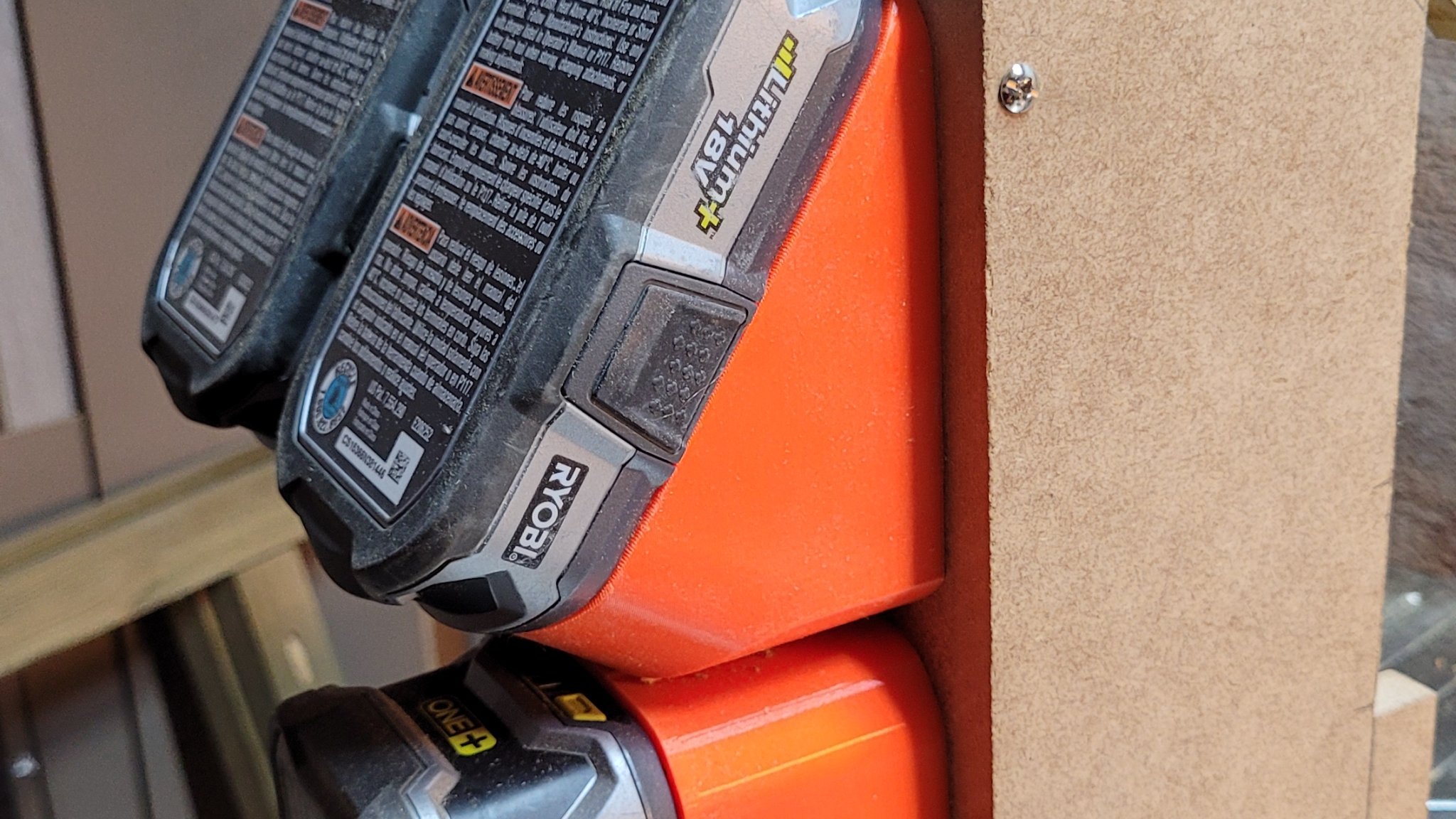 Giá đỡ gắn pin Ryobi cho hộp dụng cụ