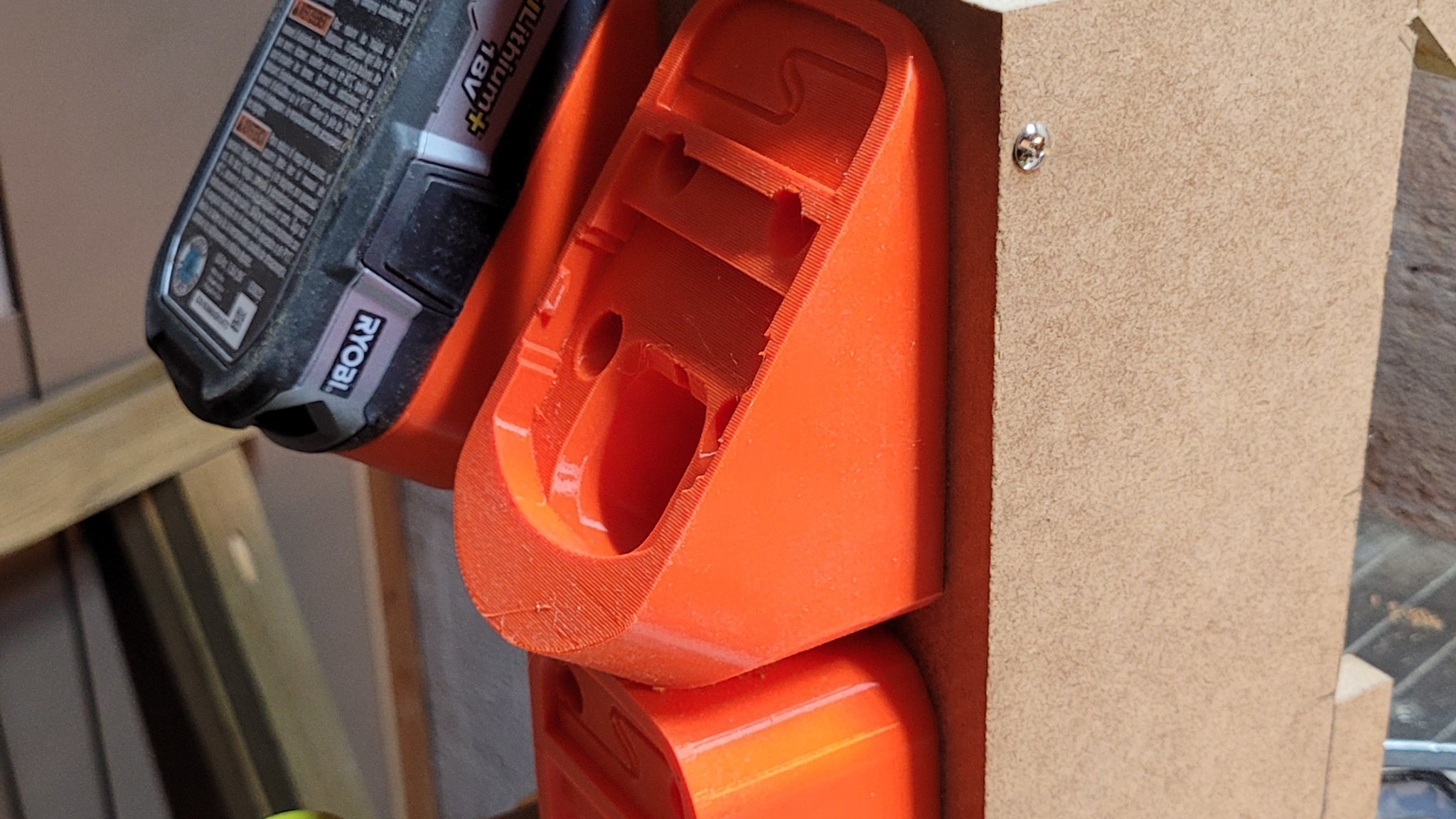 Giá đỡ gắn pin Ryobi cho hộp dụng cụ