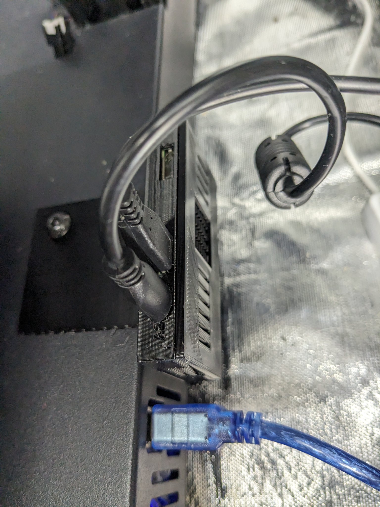 Vỏ Pi Zero lắp bên hông máy in Artillery Genius Pro