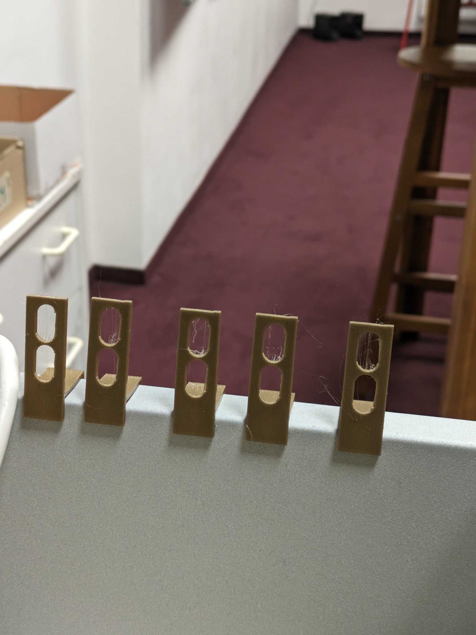 Tổ chức cáp nguồn cho xe đẩy thư viện LEA