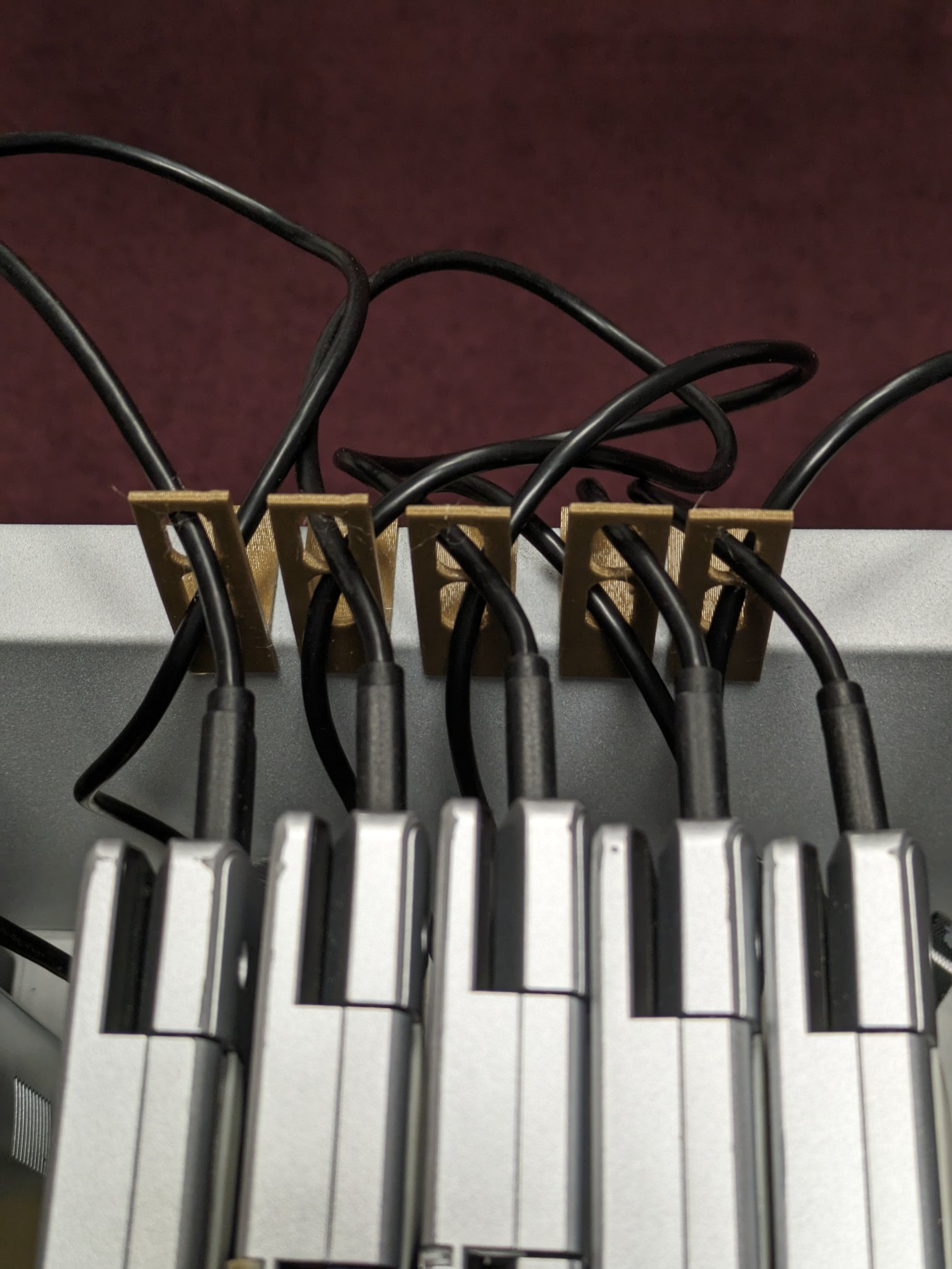 Tổ chức cáp nguồn cho xe đẩy thư viện LEA