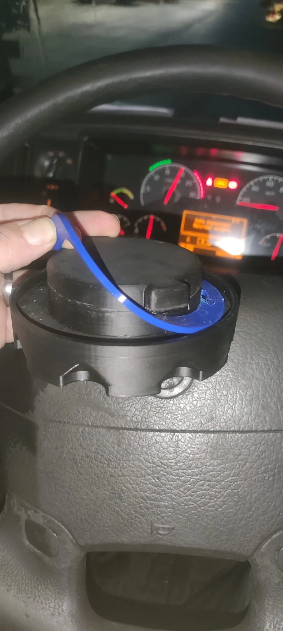 Tiêu đề nắp thùng xe tải Víčko nadrže na kamion Tóm tắt Jedna