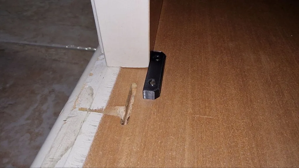 Tiêu đề Ferma ante per armadio - Chặn cửa tủ quần áo Tóm tắt