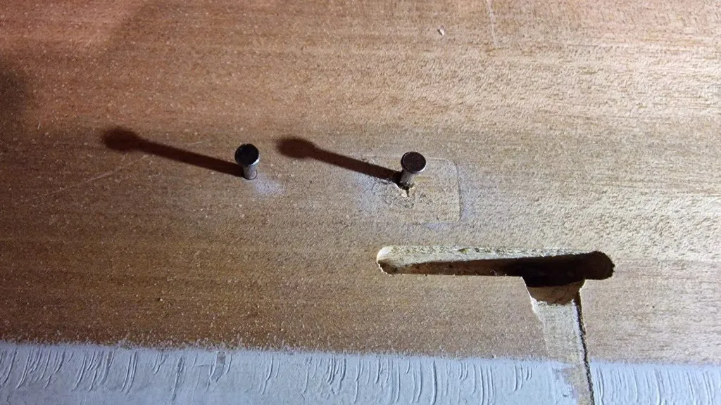 Tiêu đề Ferma ante per armadio - Chặn cửa tủ quần áo Tóm tắt