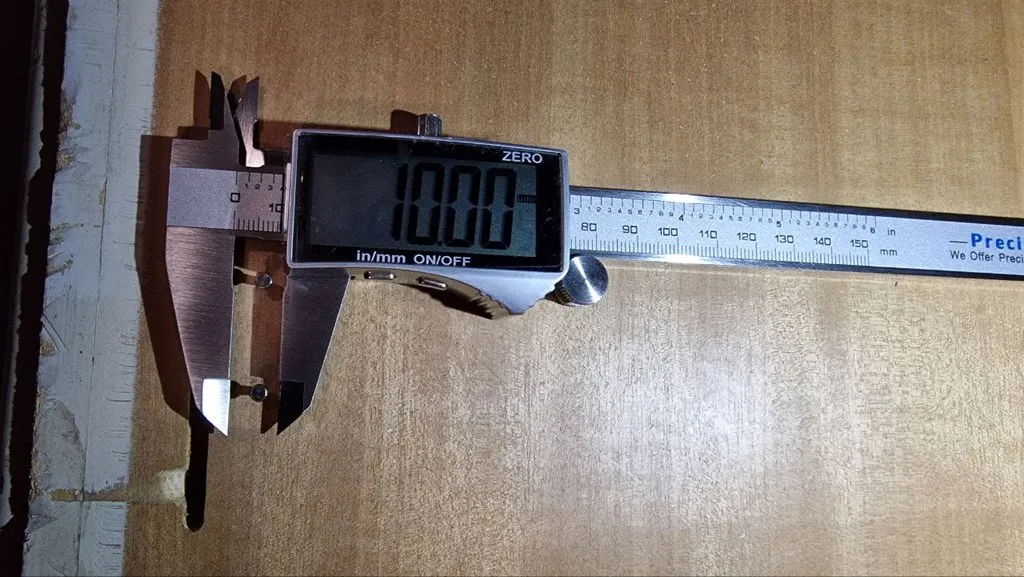 Tiêu đề Ferma ante per armadio - Chặn cửa tủ quần áo Tóm tắt