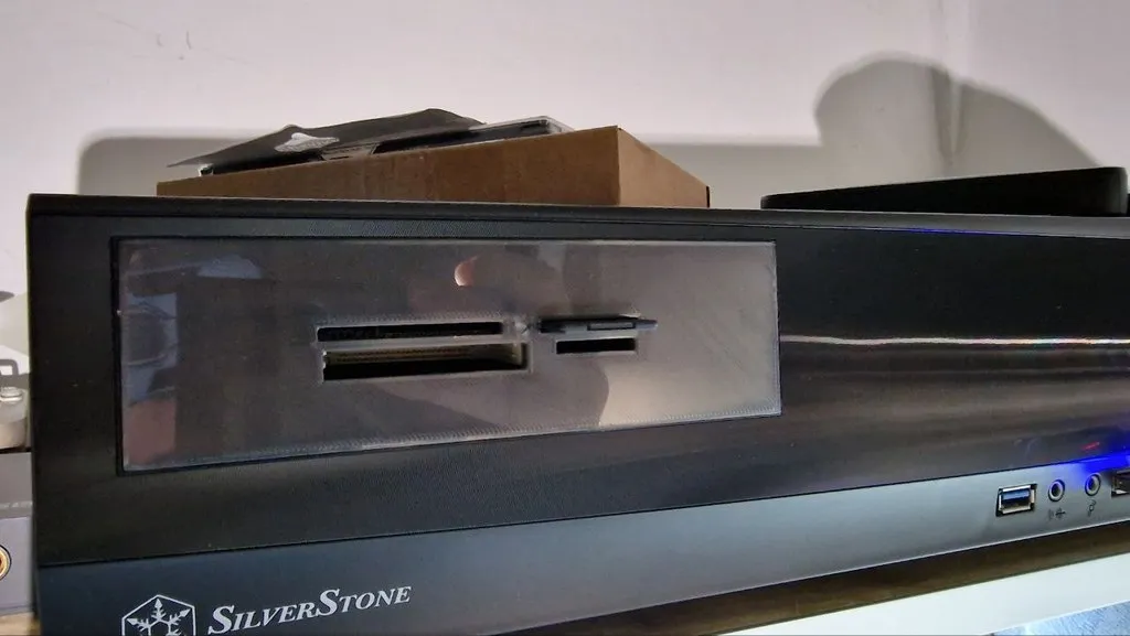 Tiêu đề Hộp đựng Pannello 525 Silverstone HTPC cho thư của Hama