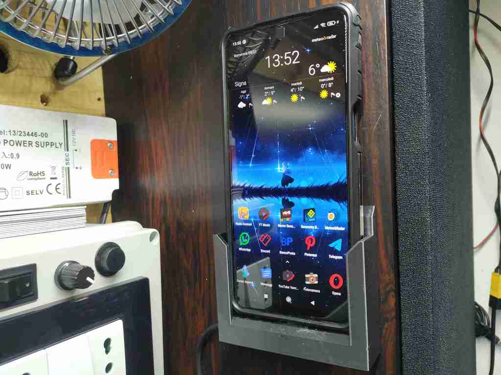 Tiêu đề Giá treo tường cho điện thoại thông minh có sạc và tr