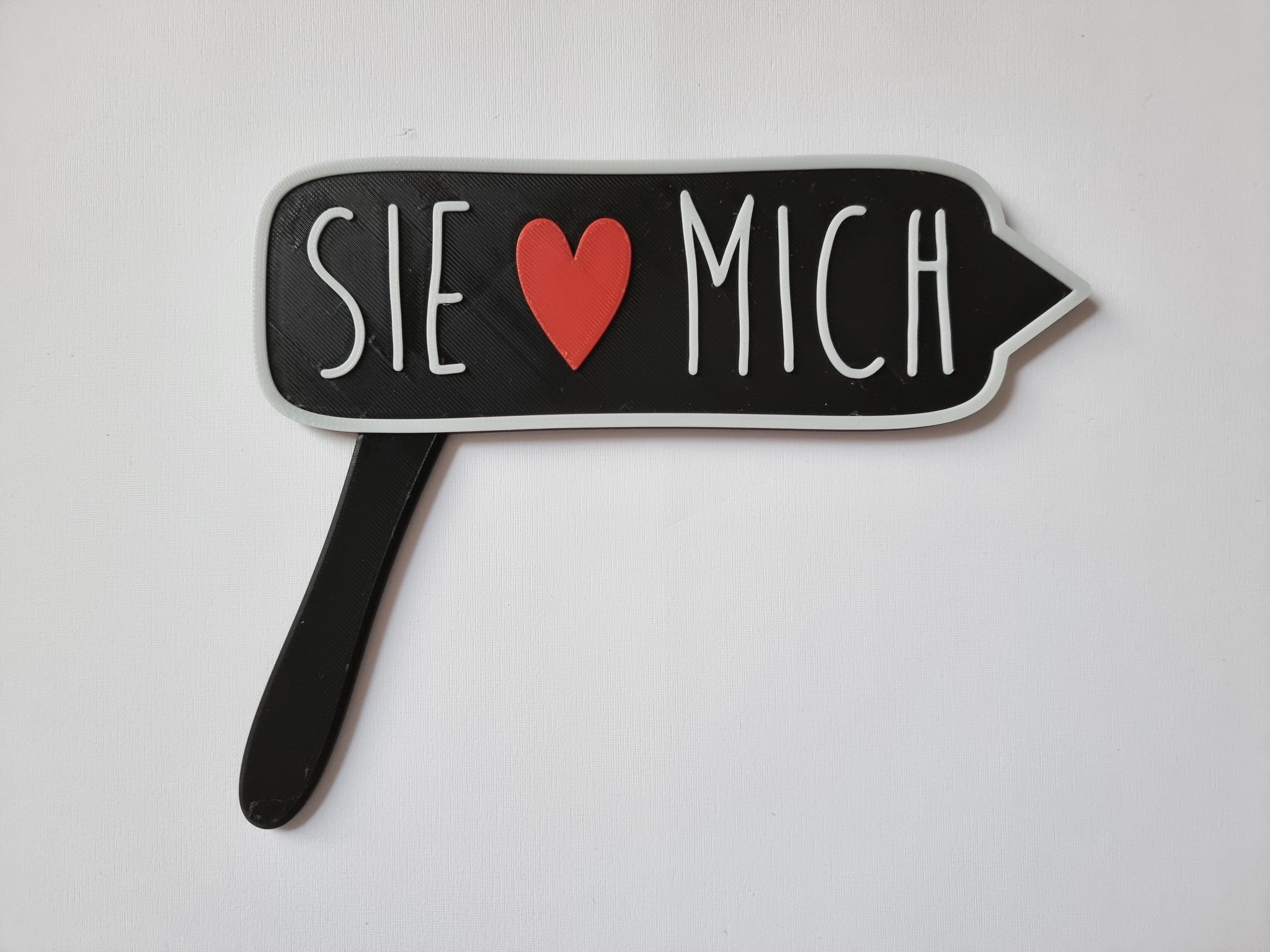 Tiêu đề Photobooth Props - Sie liebt mich Tóm tắt Đạo cụbảng h