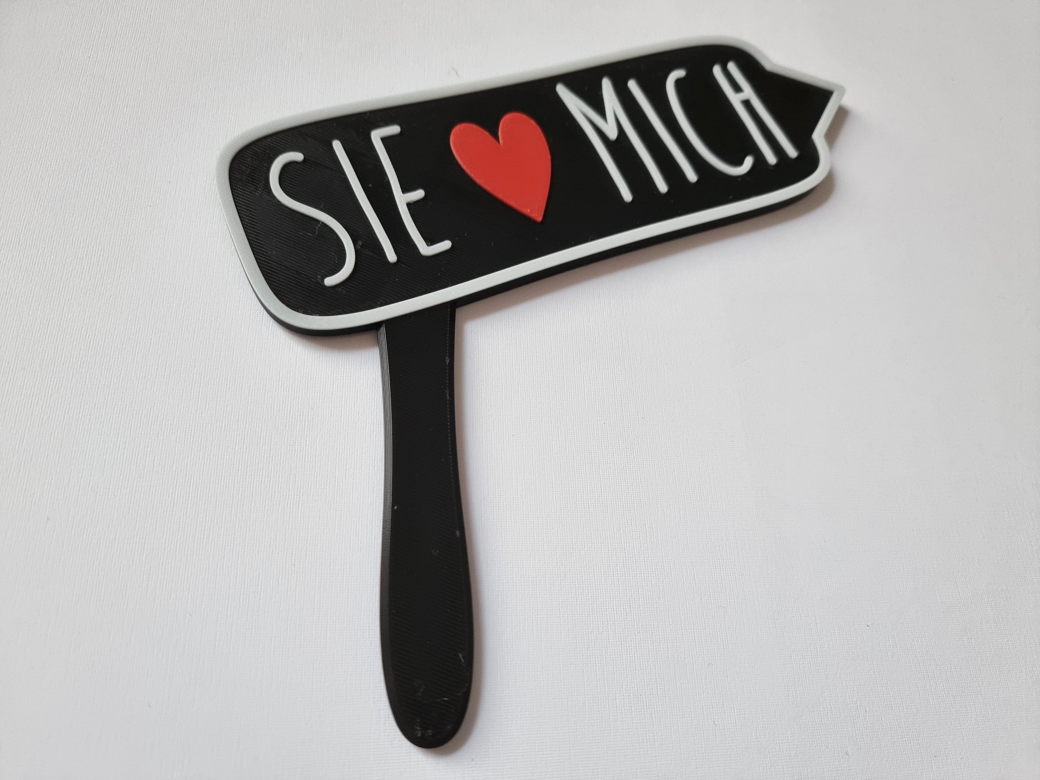 Tiêu đề Photobooth Props - Sie liebt mich Tóm tắt Đạo cụbảng h