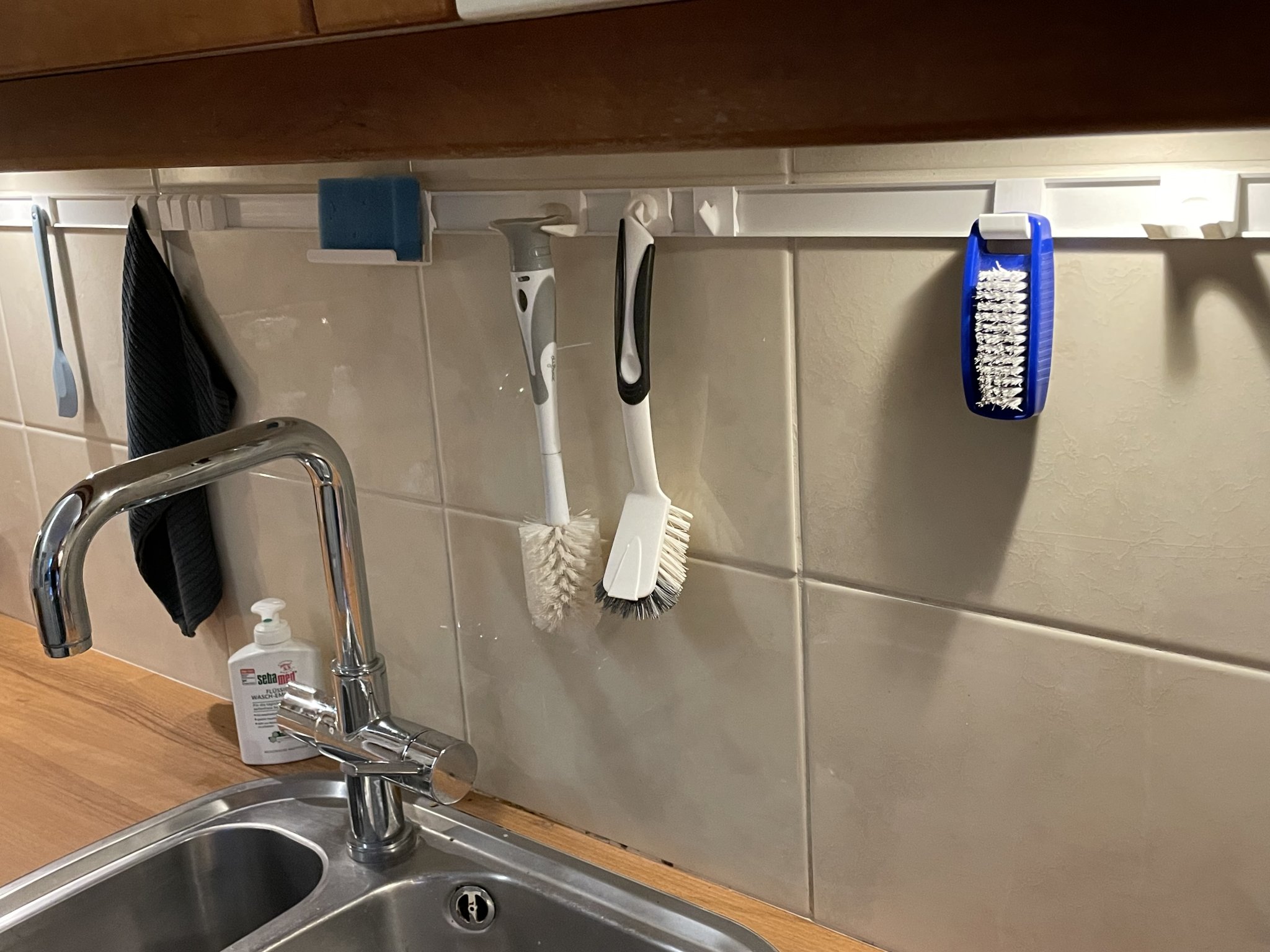 Kitchenware rearangable rail-hooks