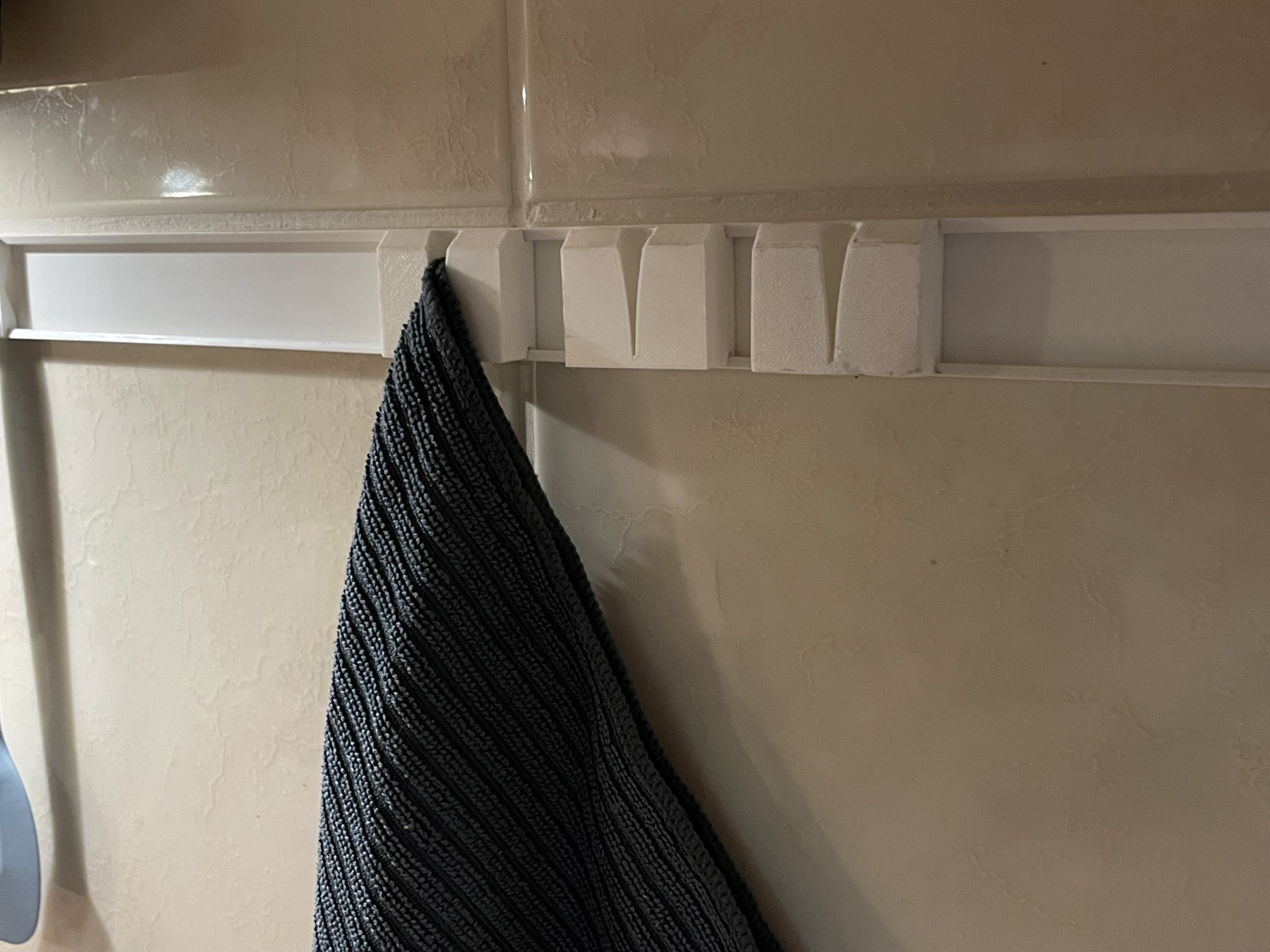 Kitchenware rearangable rail-hooks