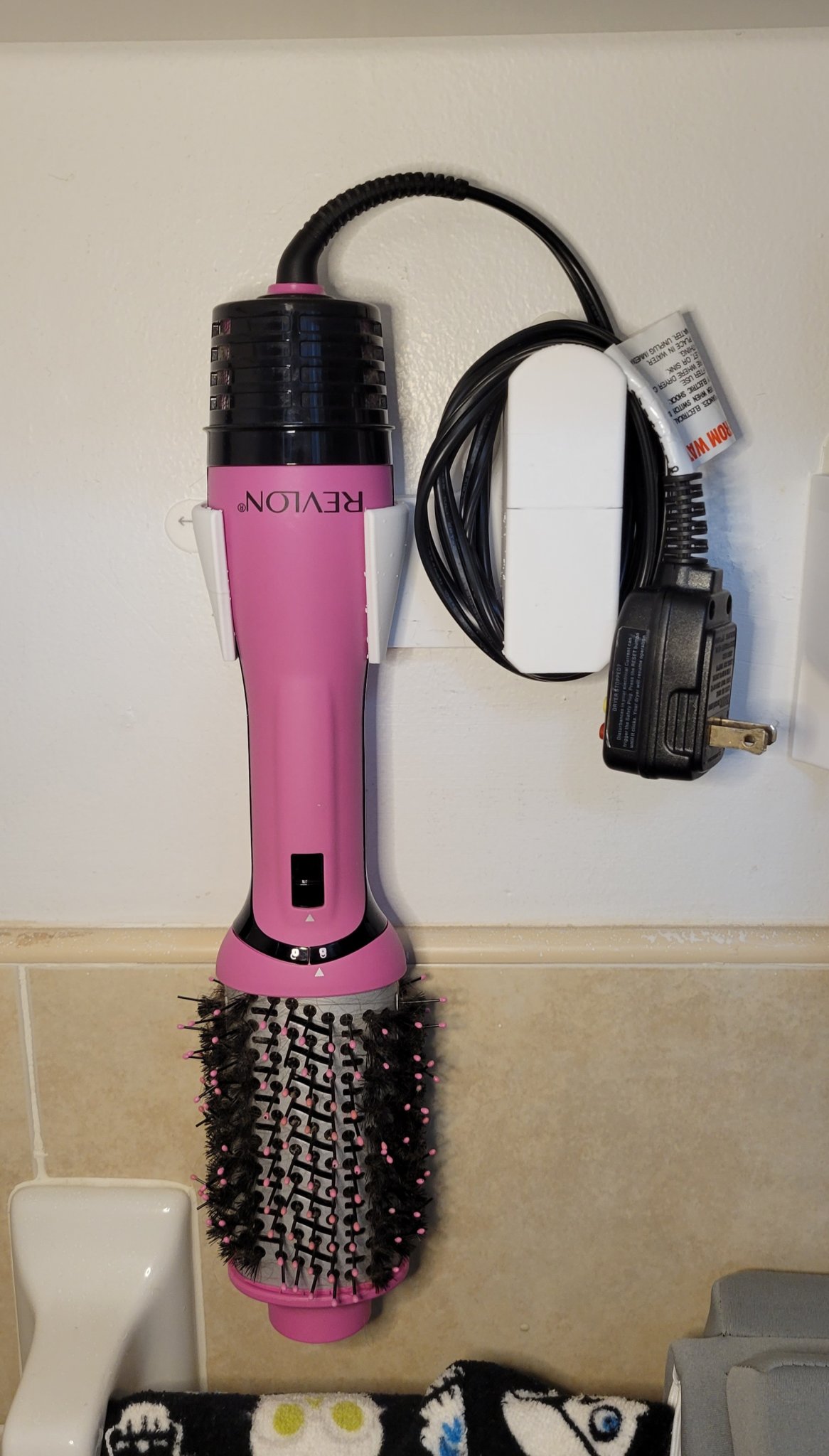 Giá treo/kệ đựng Revlon Volumizer Plus gắn tường