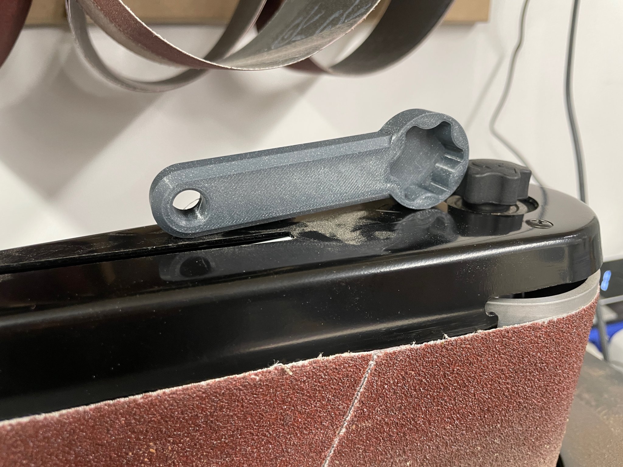 Oscillating belt sander wrench