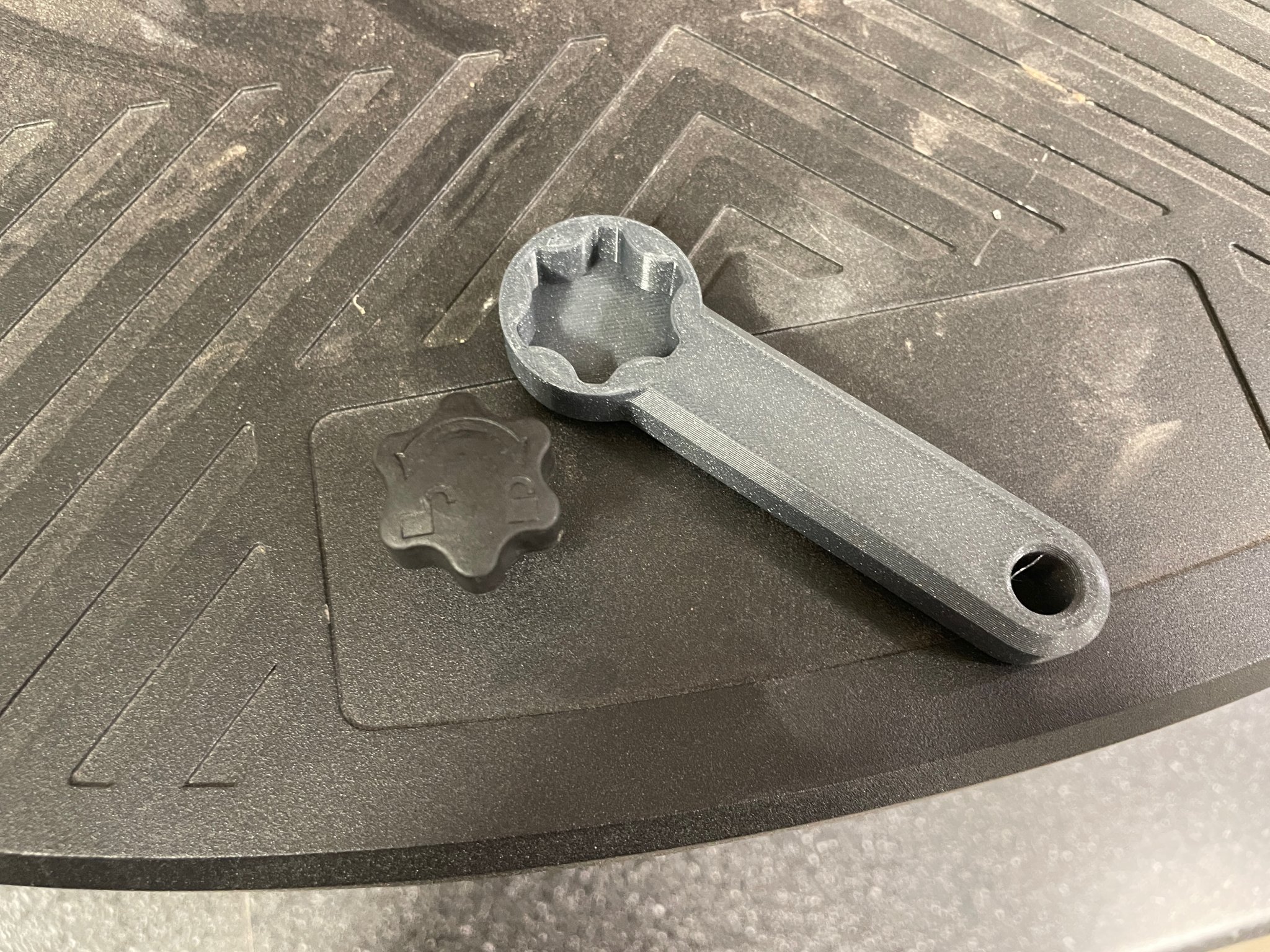 Oscillating belt sander wrench