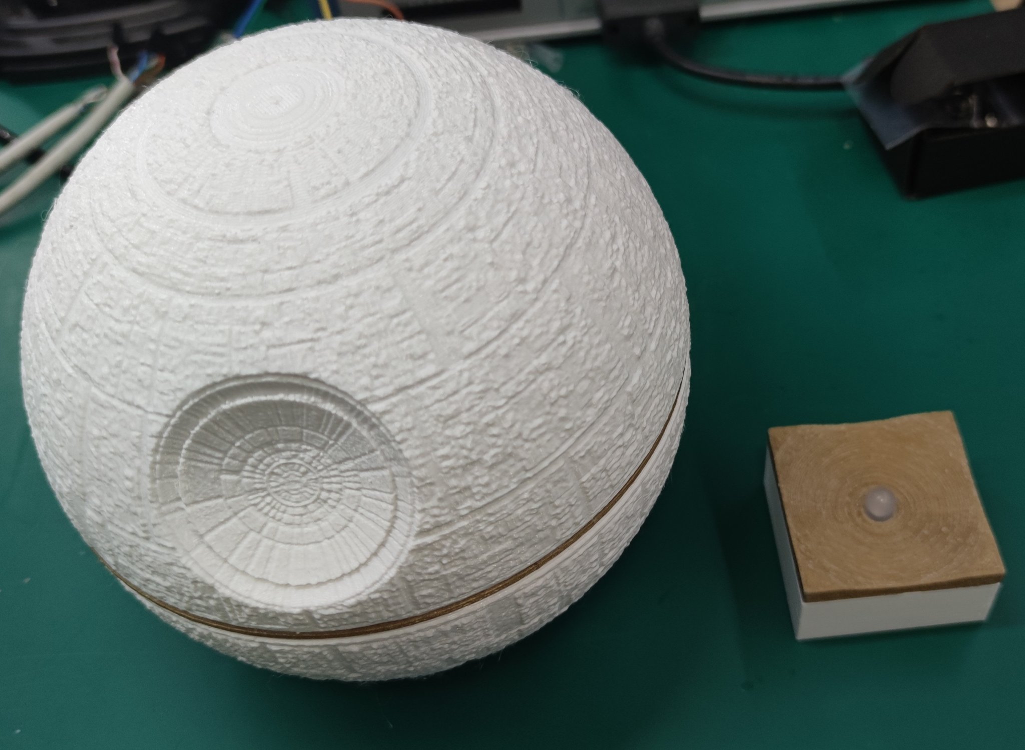 Tiêu đề Đèn bàn Death Star Tóm tắt Star Wars Death Star dưới dạ