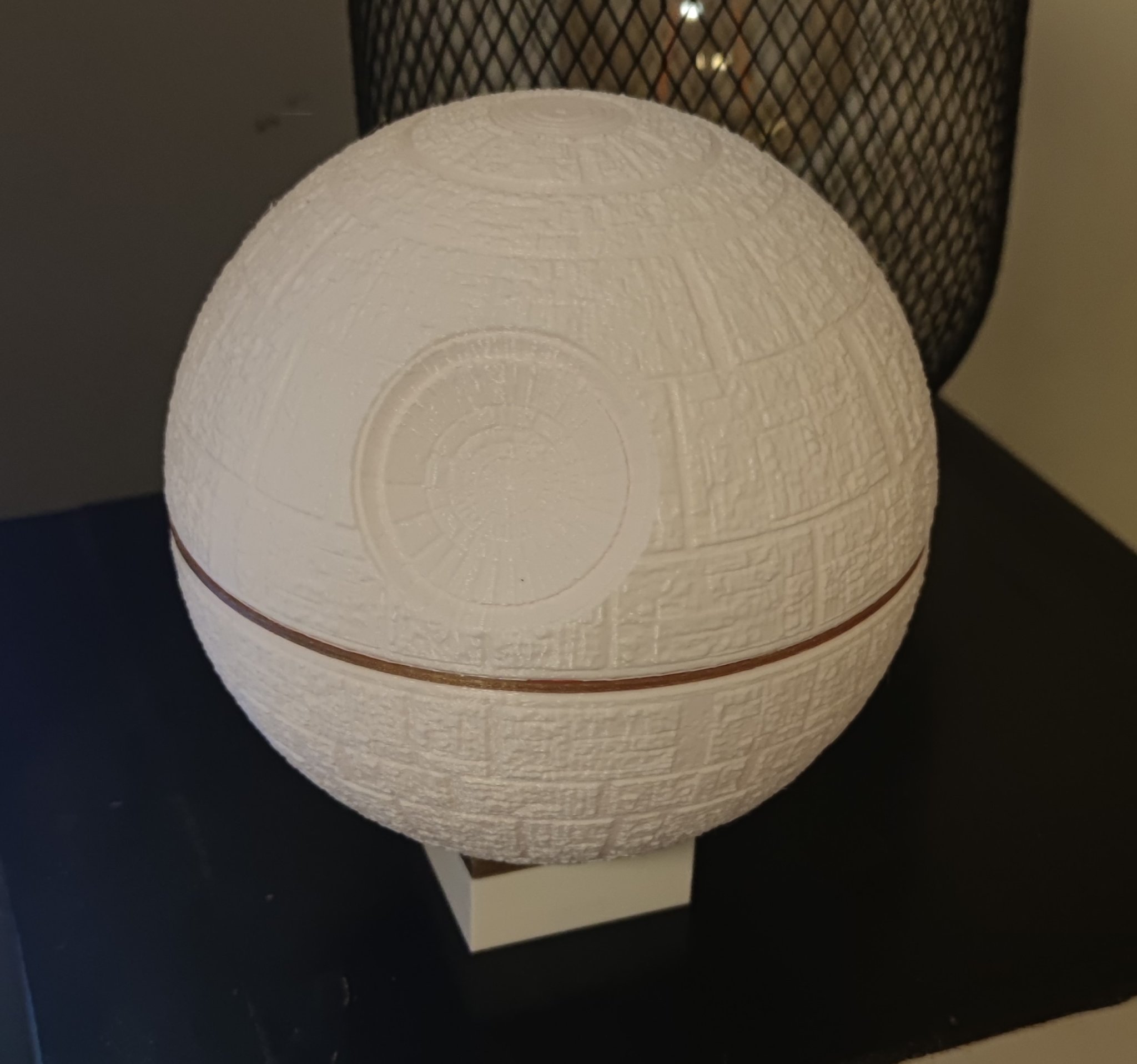 Tiêu đề Đèn bàn Death Star Tóm tắt Star Wars Death Star dưới dạ