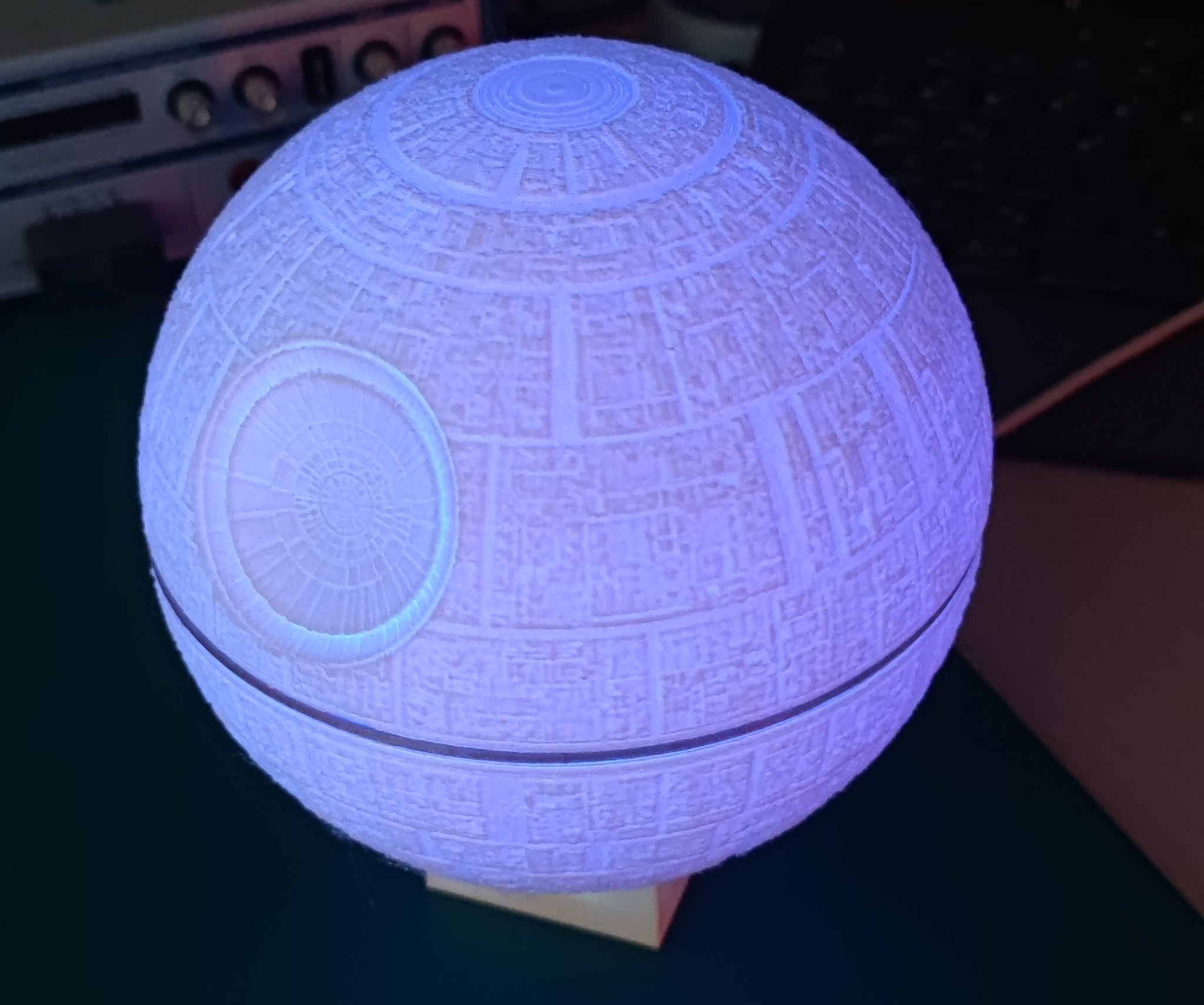 Tiêu đề Đèn bàn Death Star Tóm tắt Star Wars Death Star dưới dạ