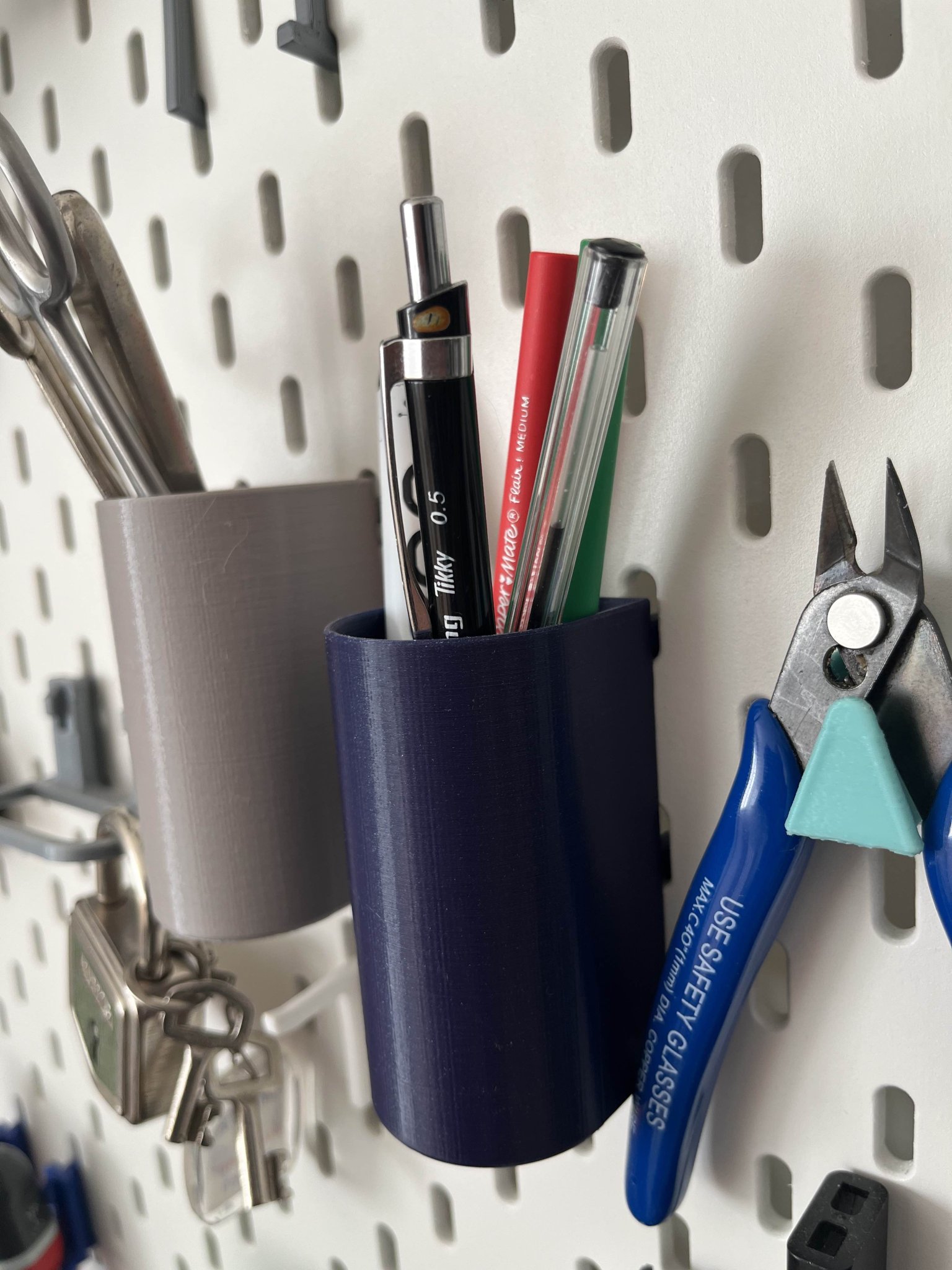 Tiêu đề SKADIS - Pot crayon - 44x84 arrondi Tóm tắt SKADIS - Bút chì