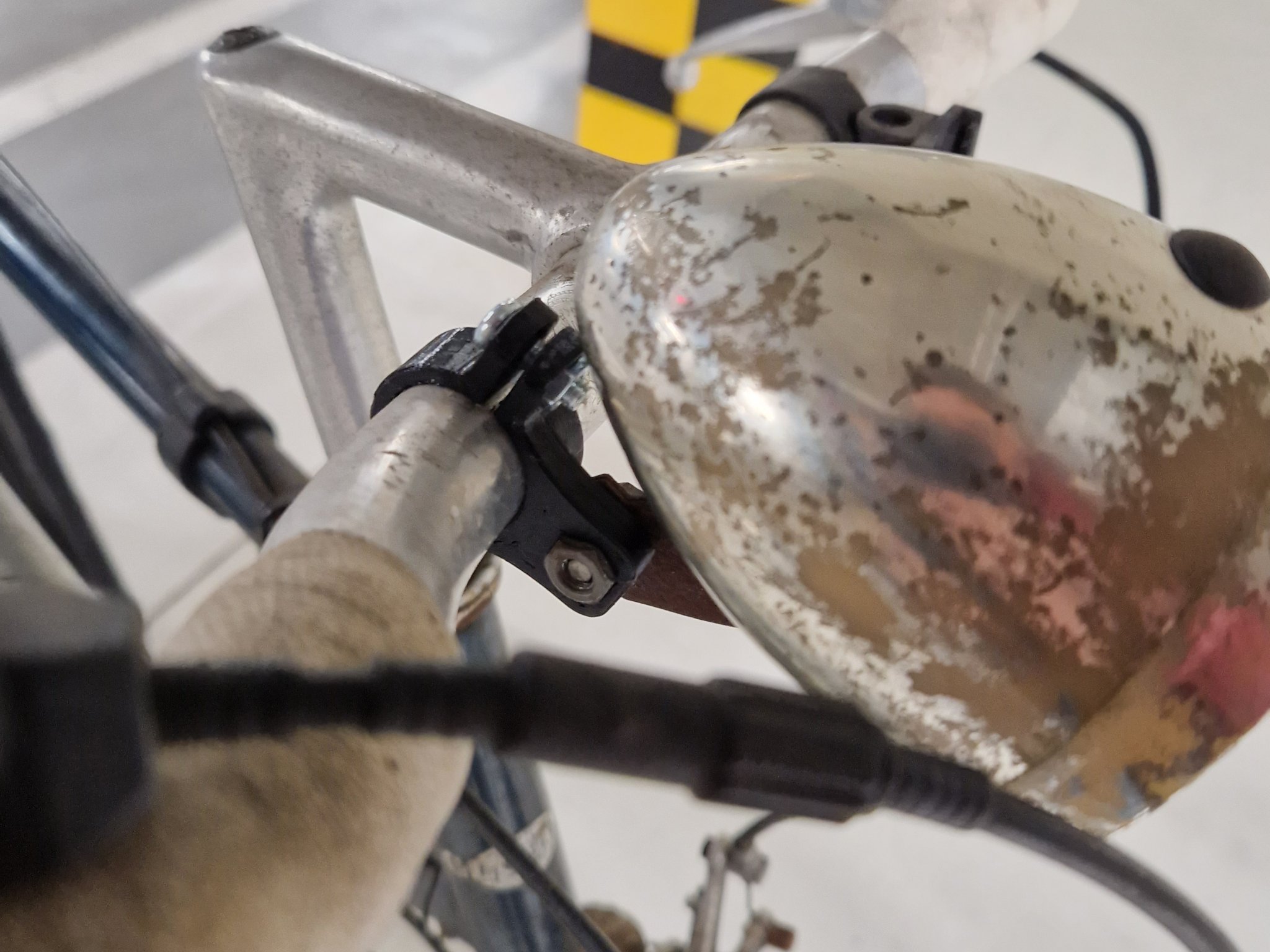 Vintage bike front lamp handlebar mount