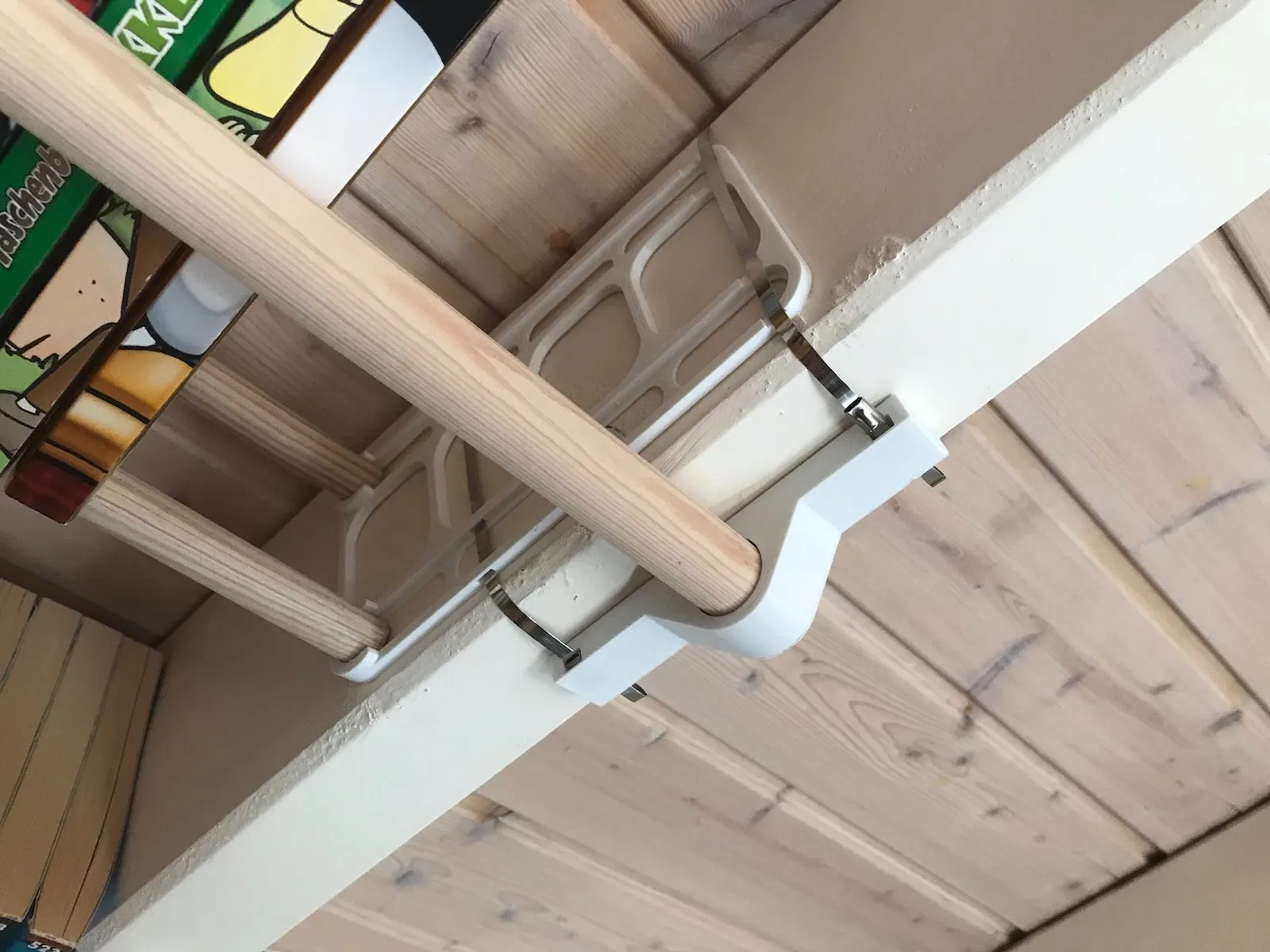 Bookshelves without holes and drills and screws