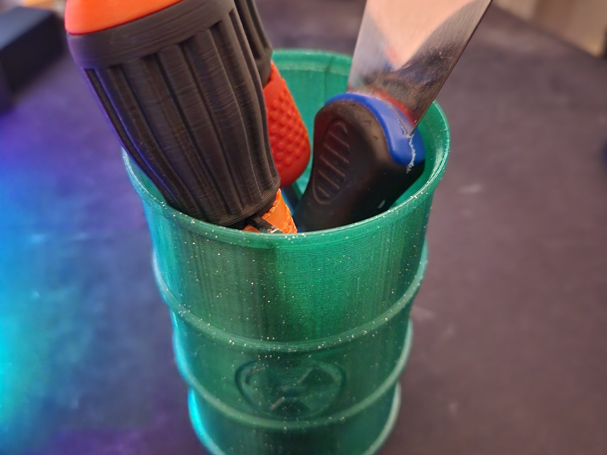 Chân Cắm Bút và Phụ Kiện Hình Thùng Rác Hóa Chất