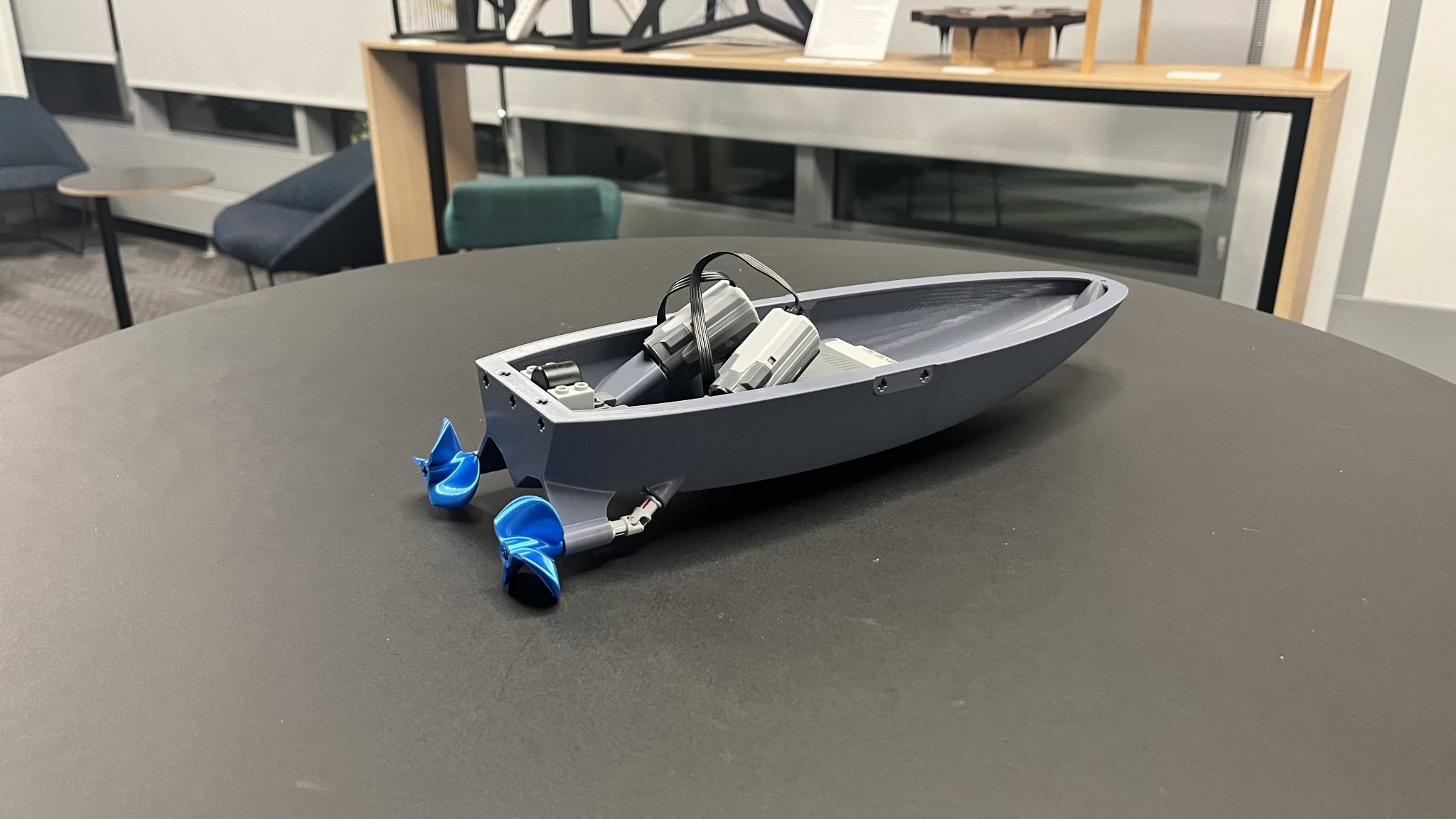 Tiêu đề RC BOAT - LEGO 3D PRINTED Tóm tắt Một chiếc thuyền RC nh