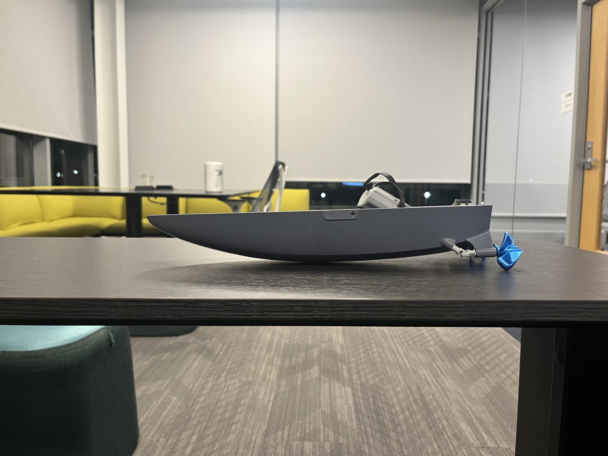 Tiêu đề RC BOAT - LEGO 3D PRINTED Tóm tắt Một chiếc thuyền RC nh